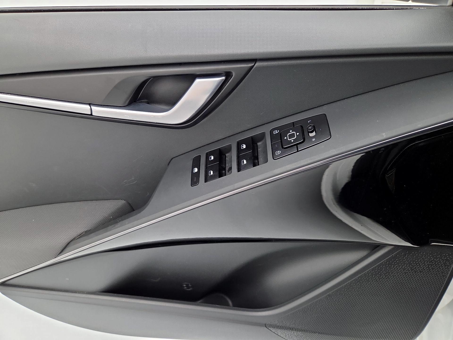 Thumbnail: 2023 Kia Niro - 12