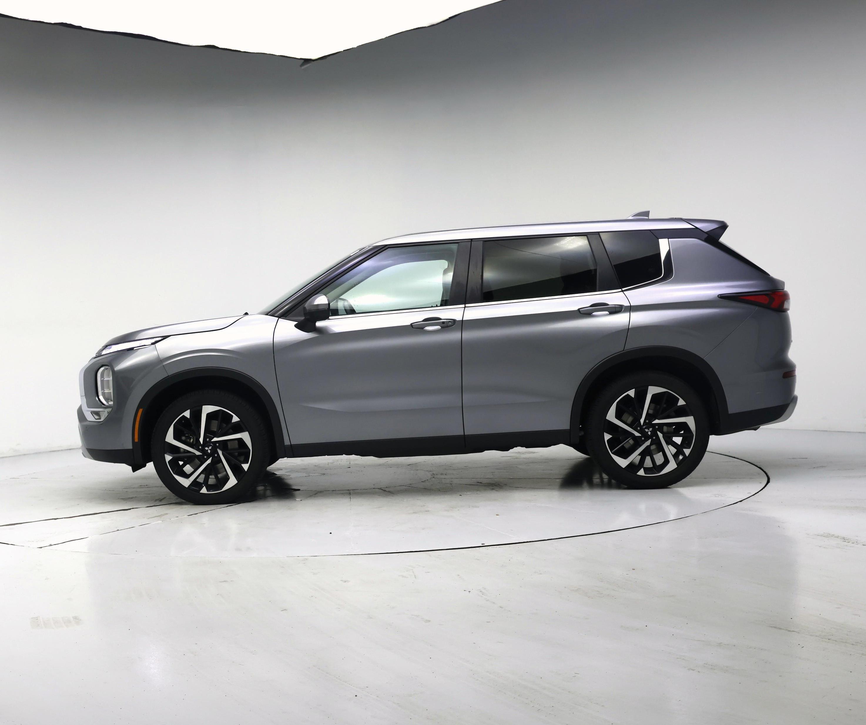 Thumbnail: 2024 Mitsubishi Outlander - 3