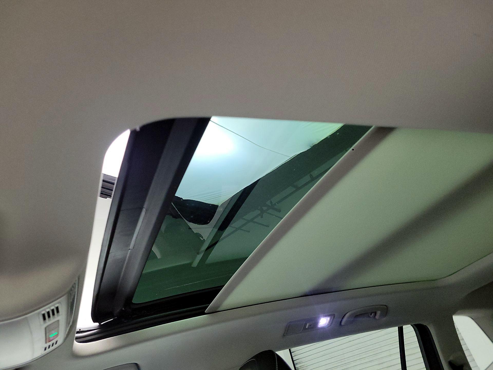 Thumbnail: 2023 Volkswagen Tiguan - 17