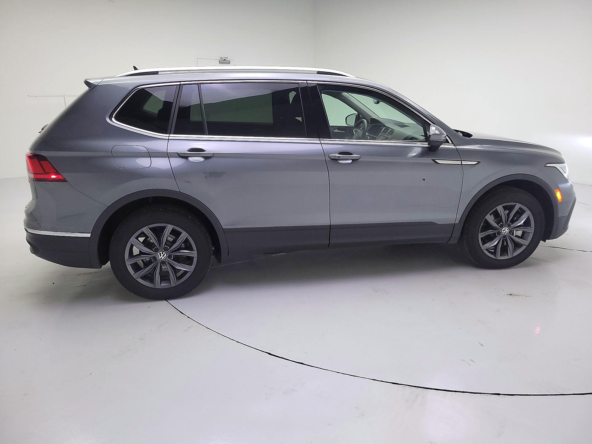Thumbnail: 2023 Volkswagen Tiguan - 4