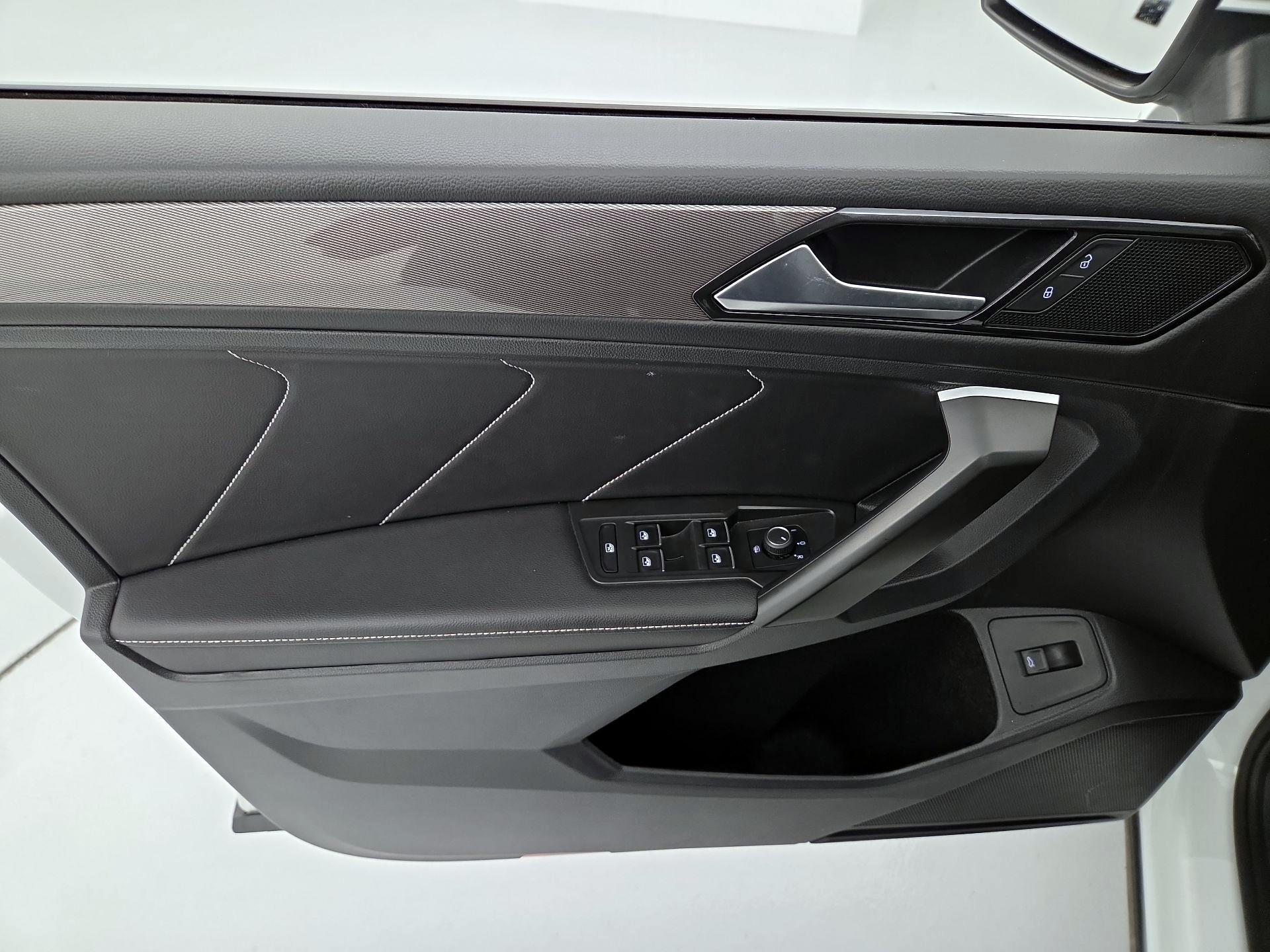 Thumbnail: 2024 Volkswagen Tiguan - 12