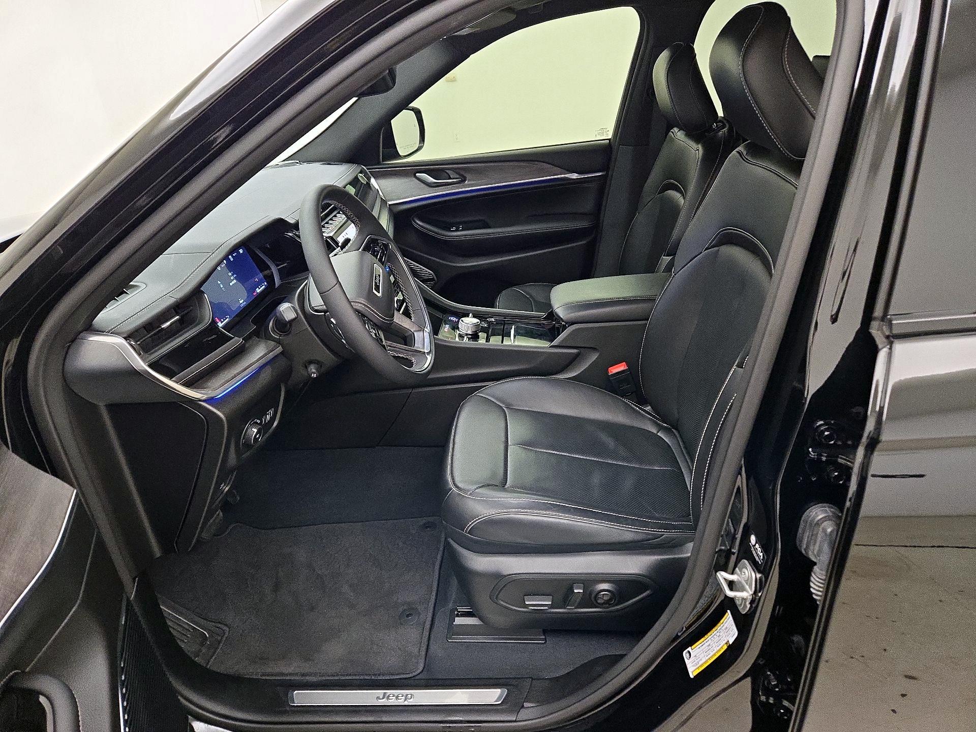 Thumbnail: 2023 Jeep Grand Cherokee - 11