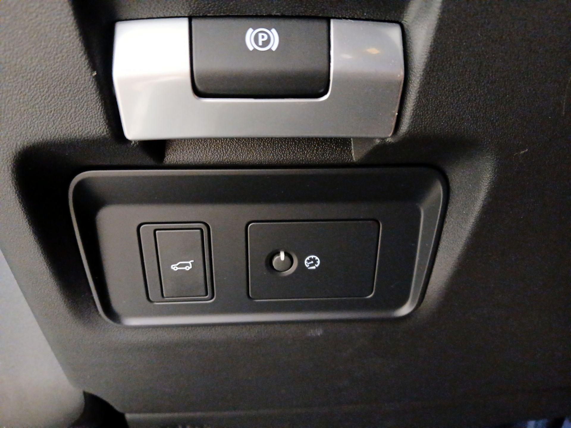 Thumbnail: 2021 Land Rover Discovery Sport - 13