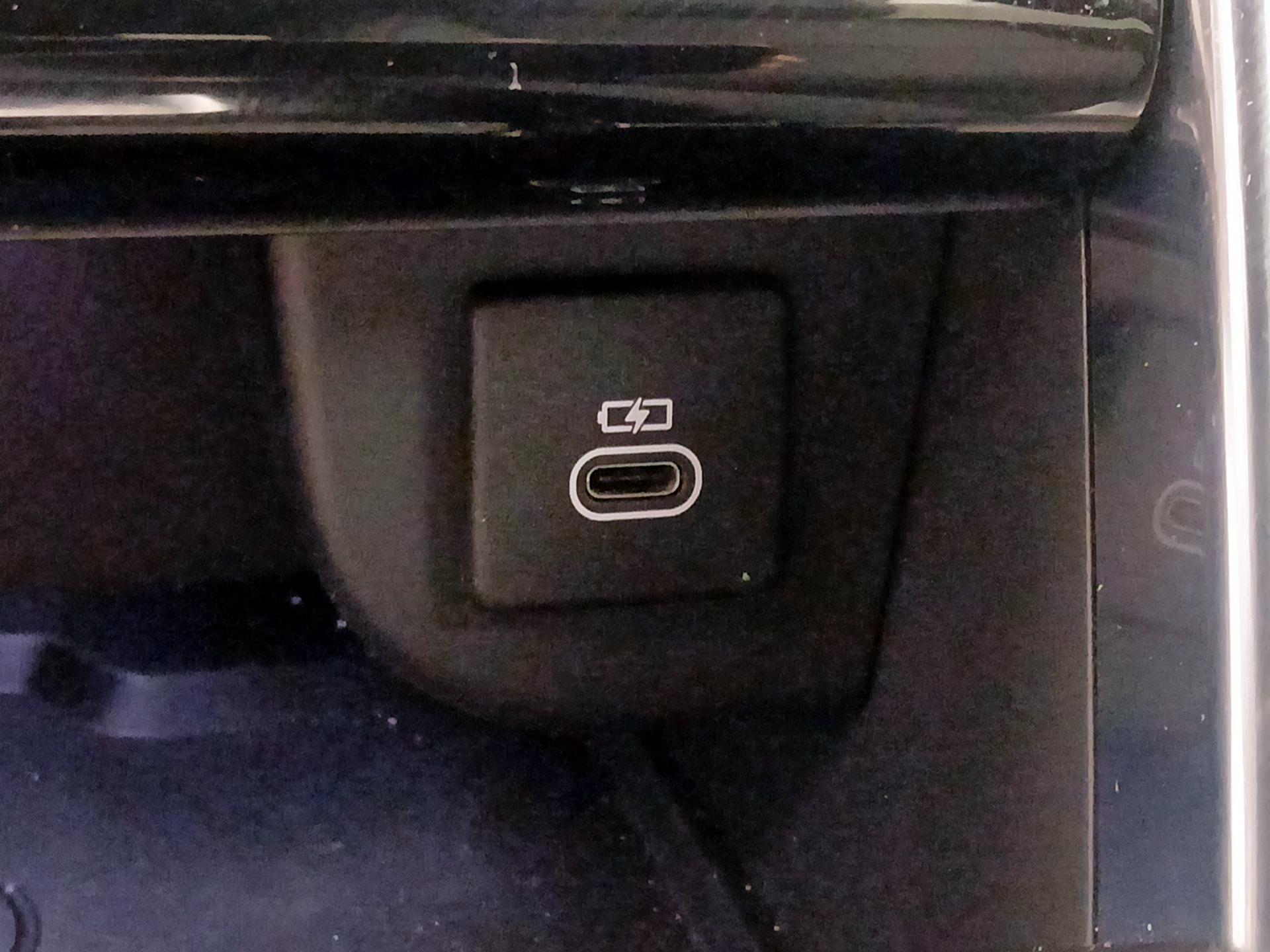 Thumbnail: 2021 Land Rover Discovery Sport - 18