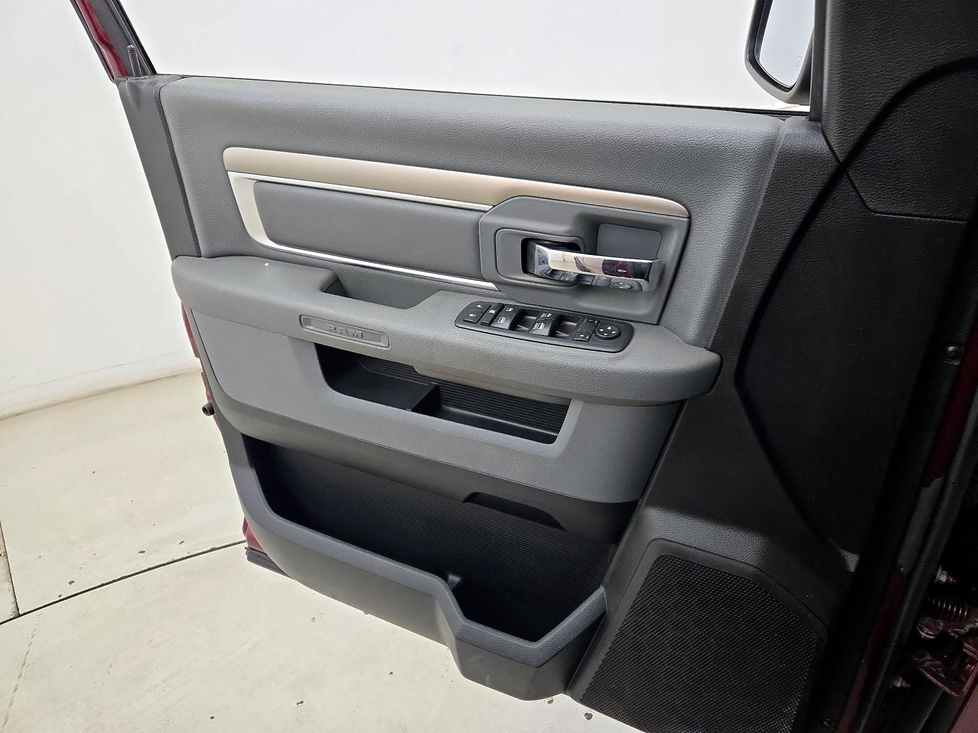 Thumbnail: 2020 RAM 1500 Classic - 12