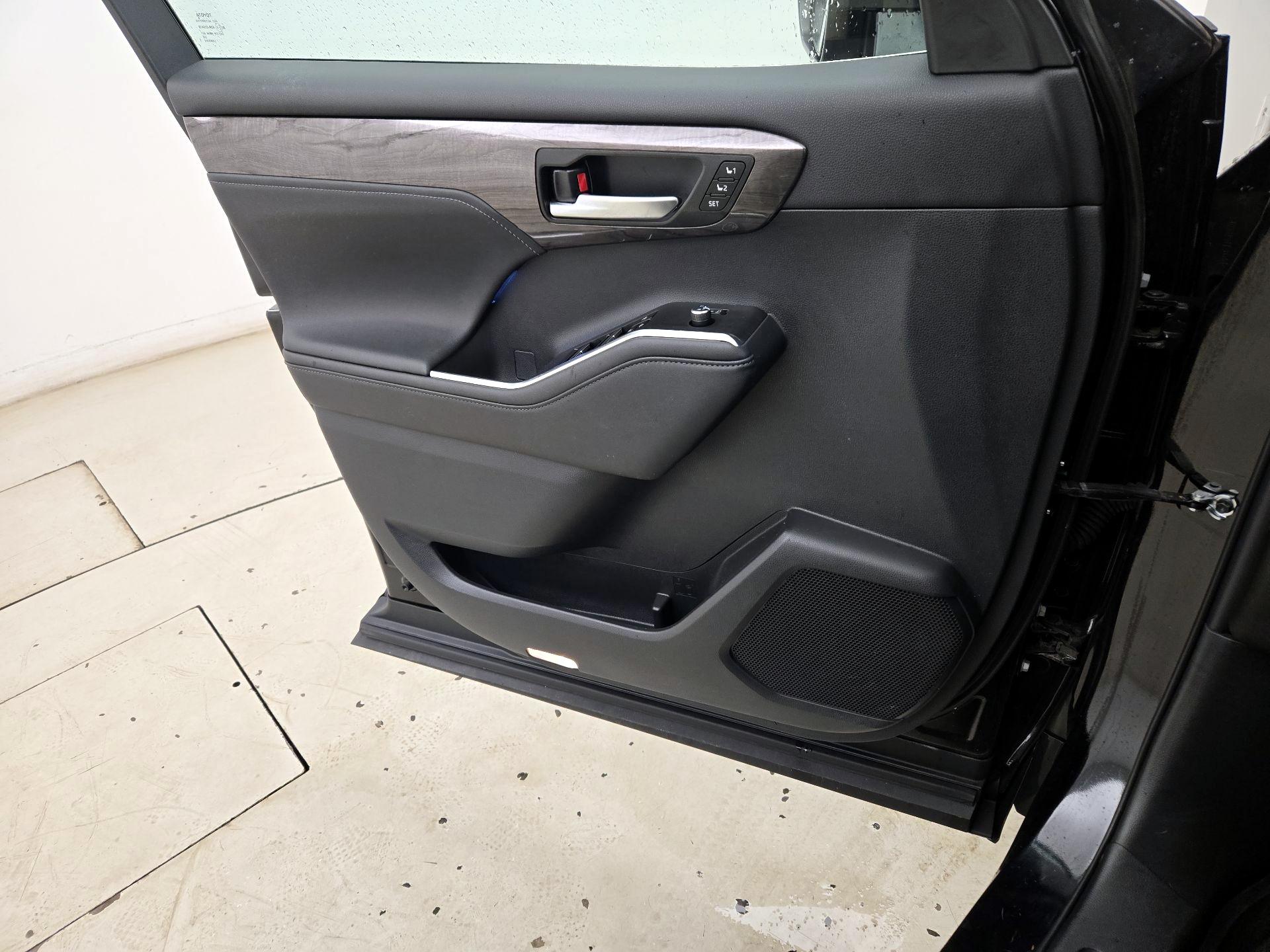 Thumbnail: 2023 Toyota Highlander - 12