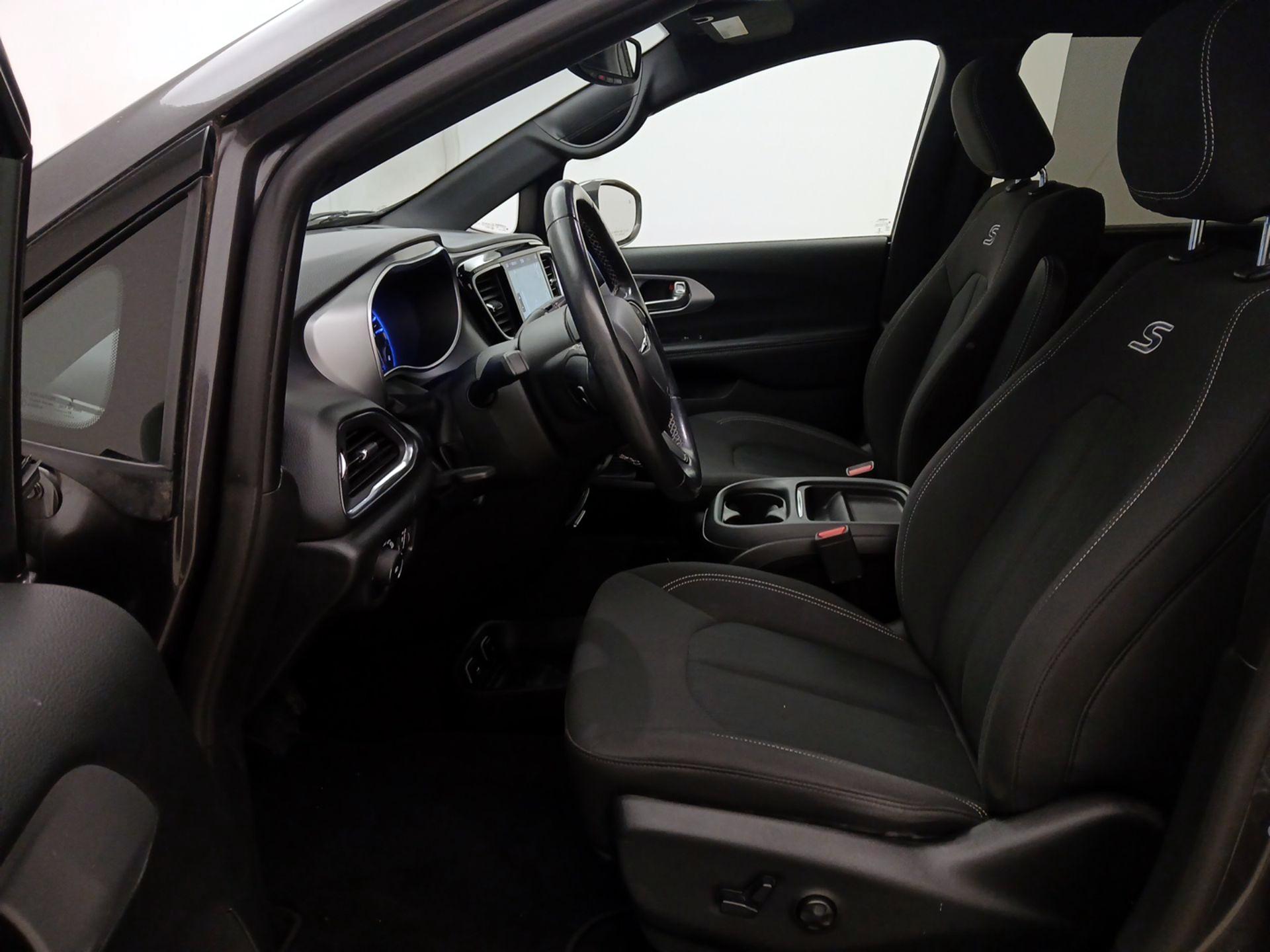 Thumbnail: 2019 Chrysler Pacifica - 11