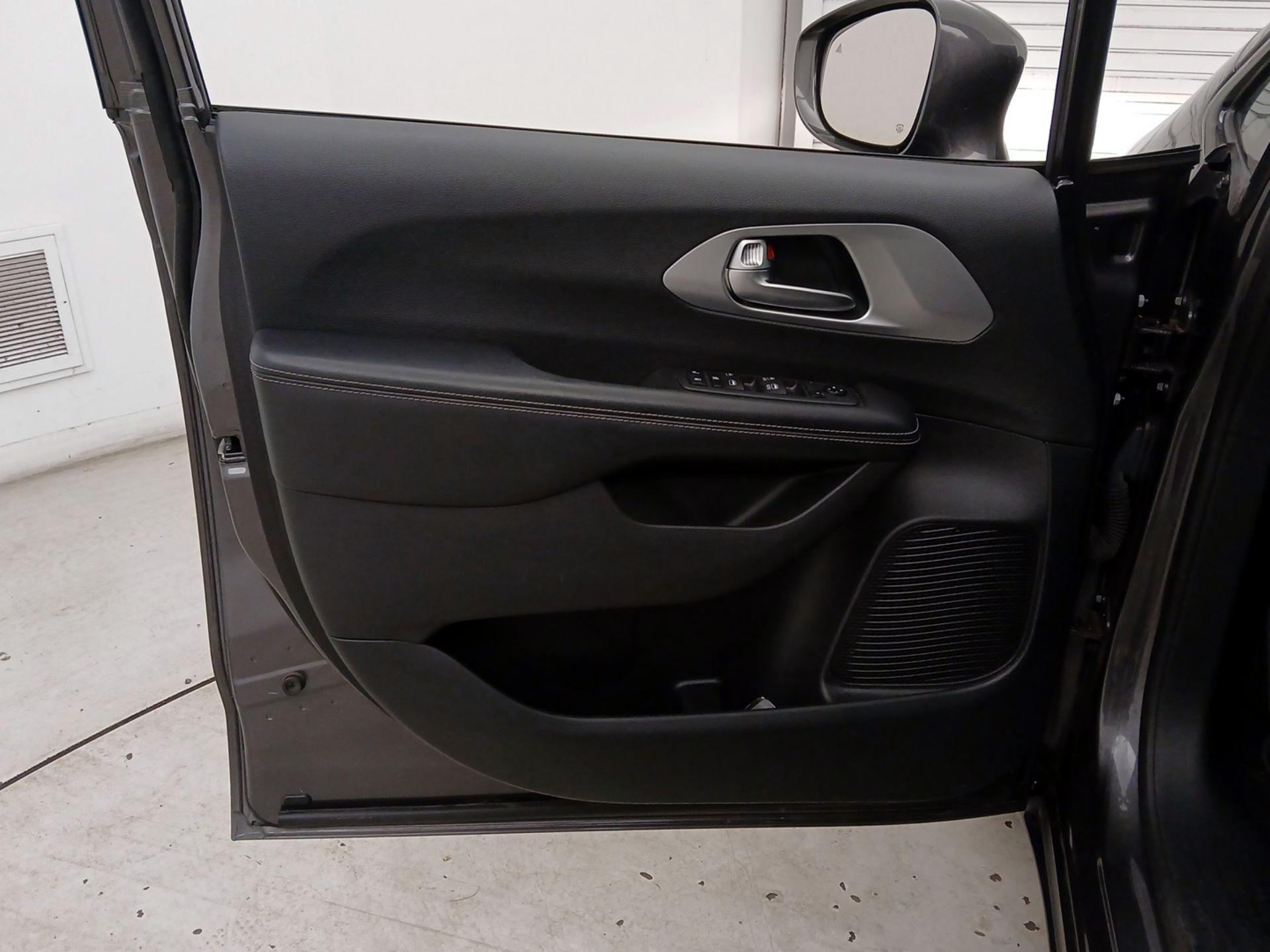 Thumbnail: 2019 Chrysler Pacifica - 12