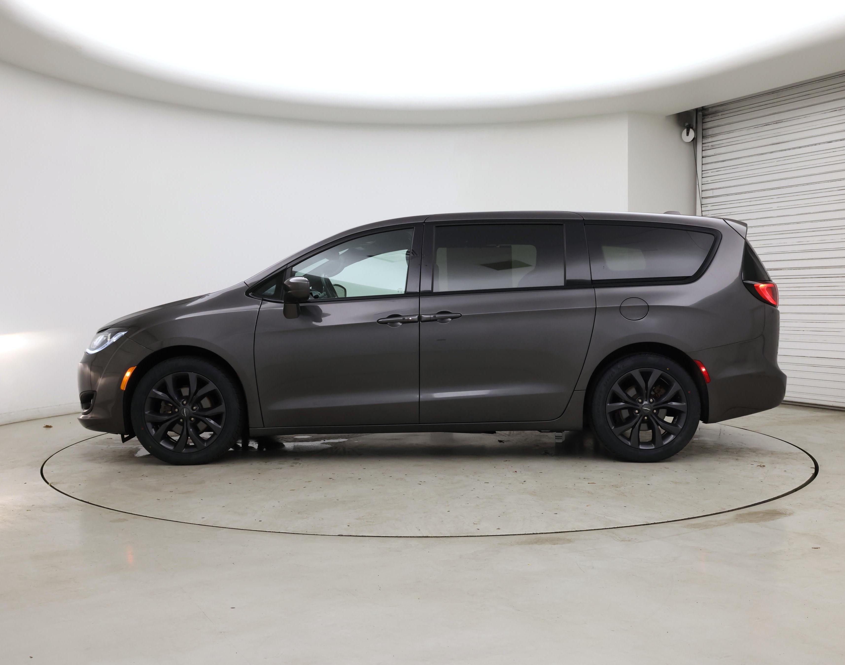 Thumbnail: 2019 Chrysler Pacifica - 3