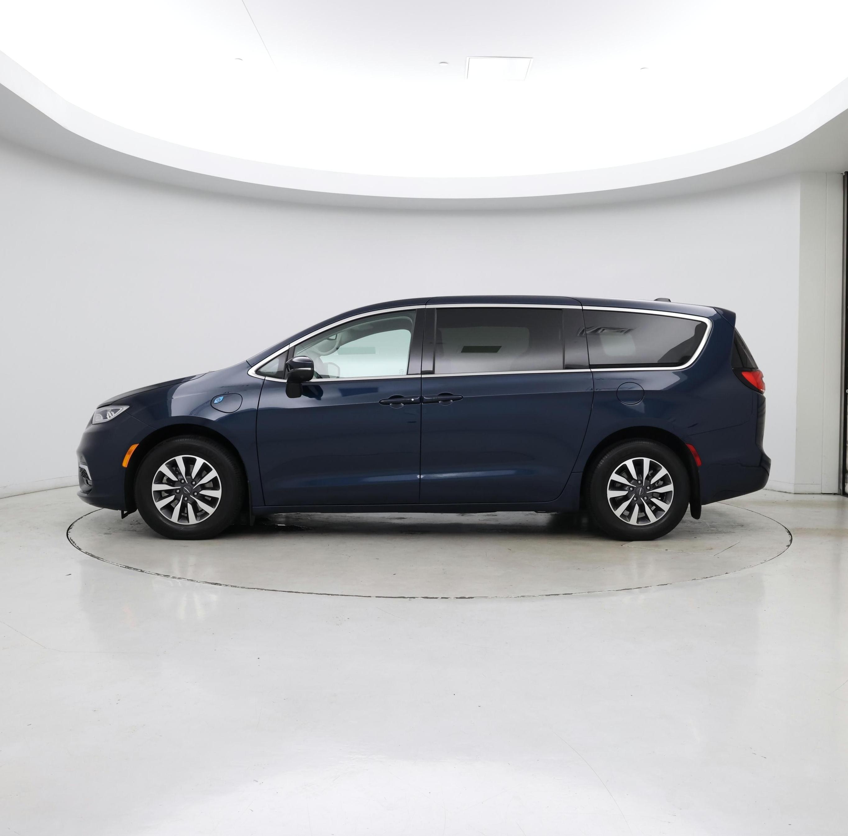 Thumbnail: 2023 Chrysler Pacifica - 3