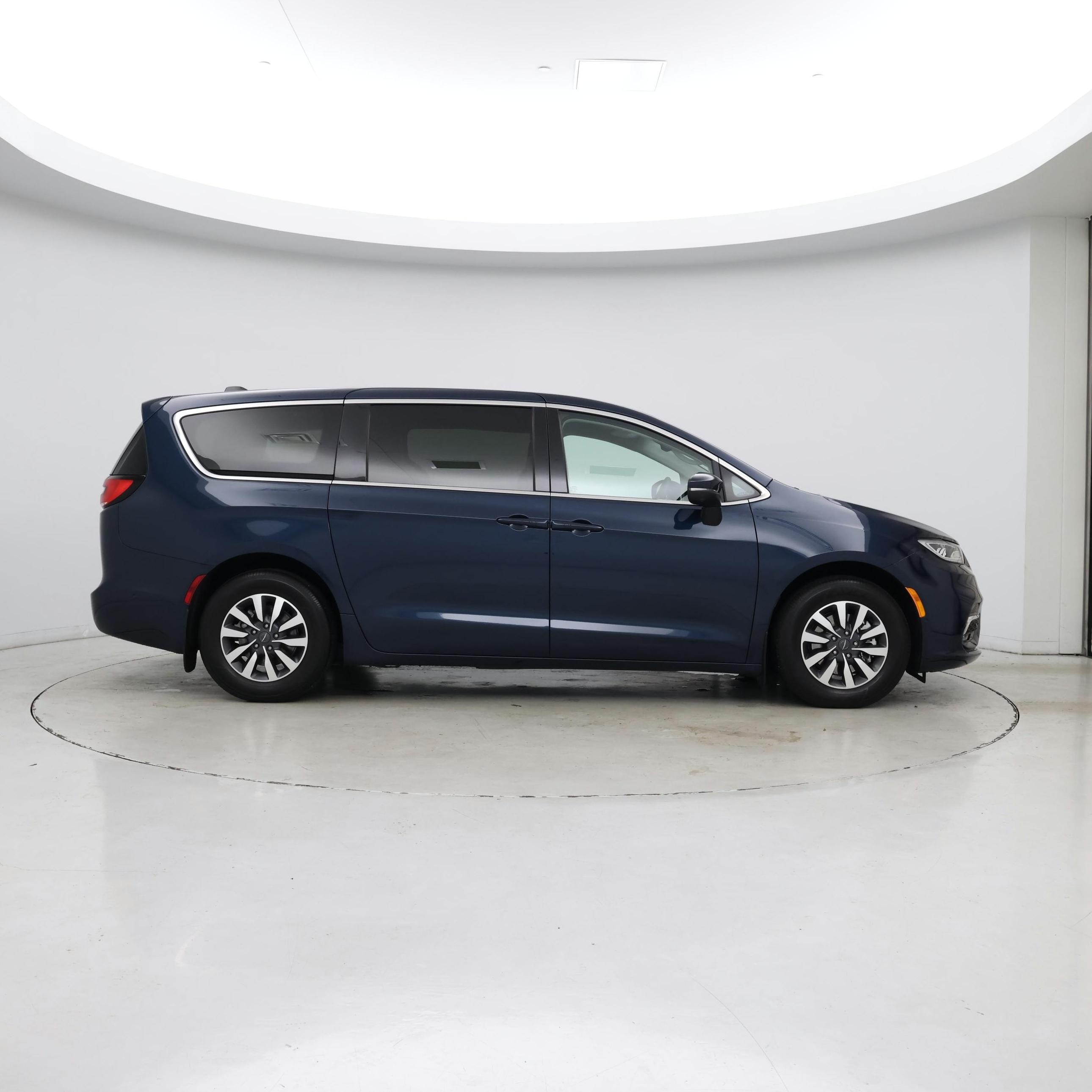 Thumbnail: 2023 Chrysler Pacifica - 7