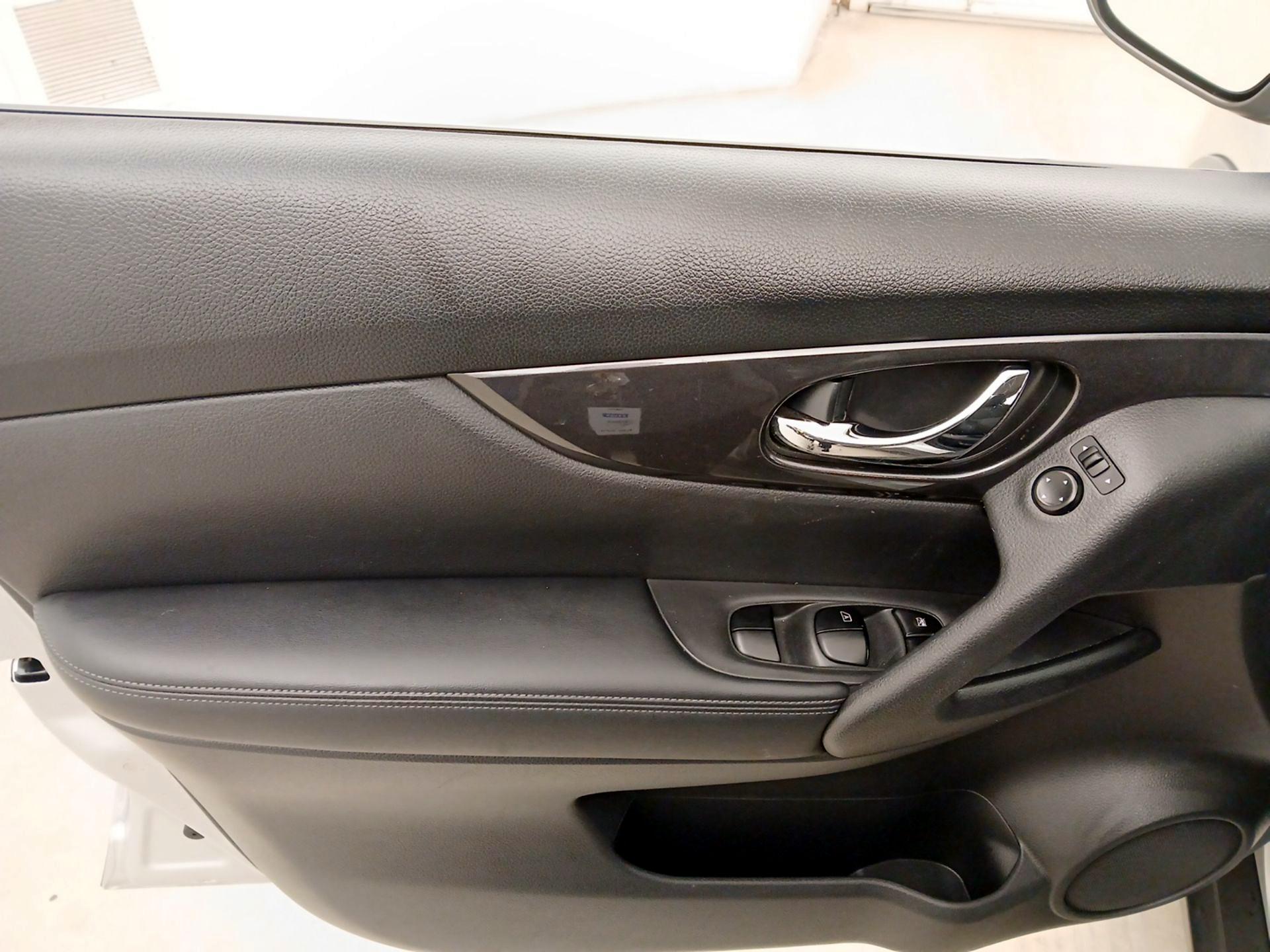 Thumbnail: 2017 Nissan Rogue - 12