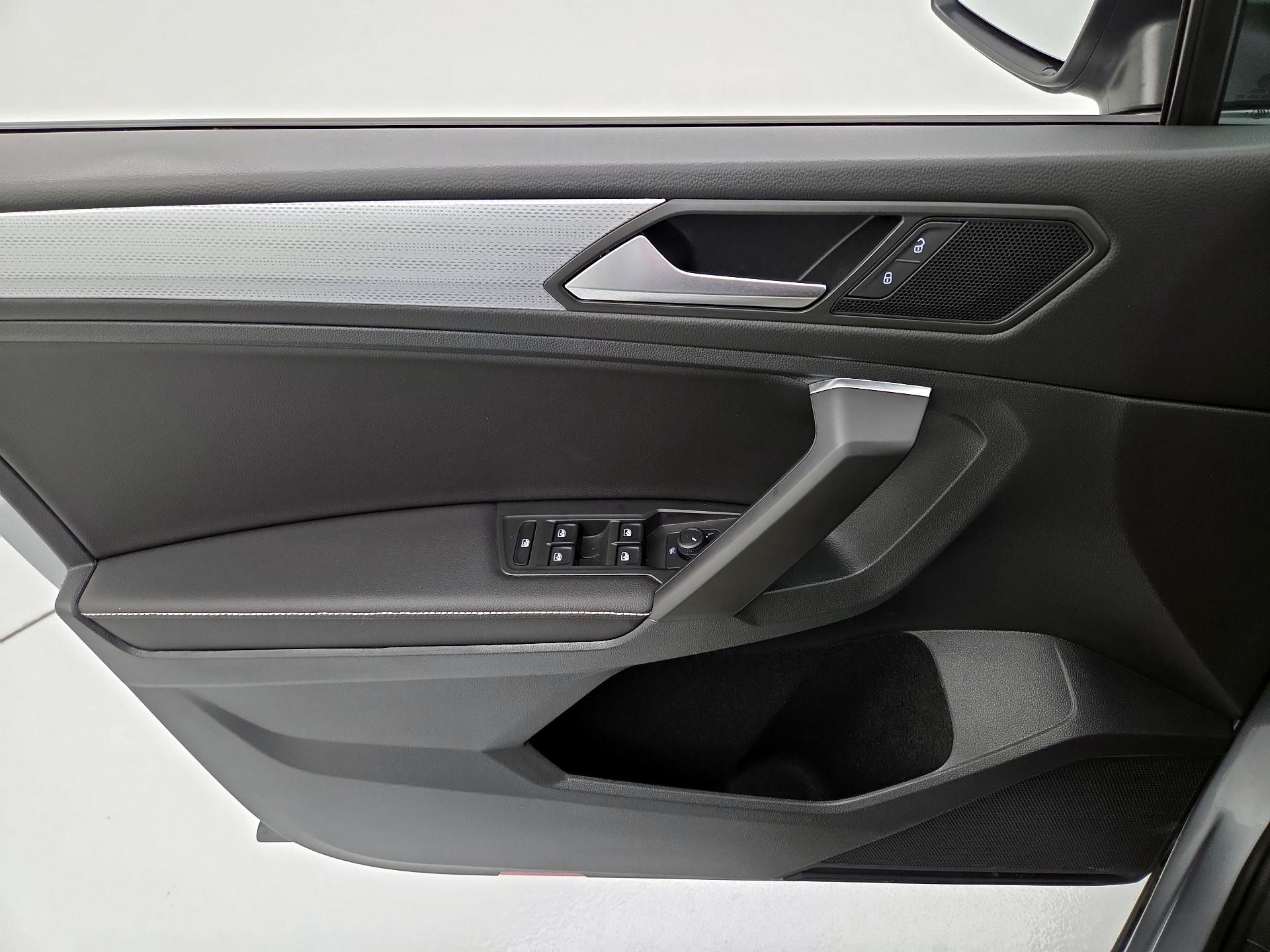 Thumbnail: 2023 Volkswagen Tiguan - 12