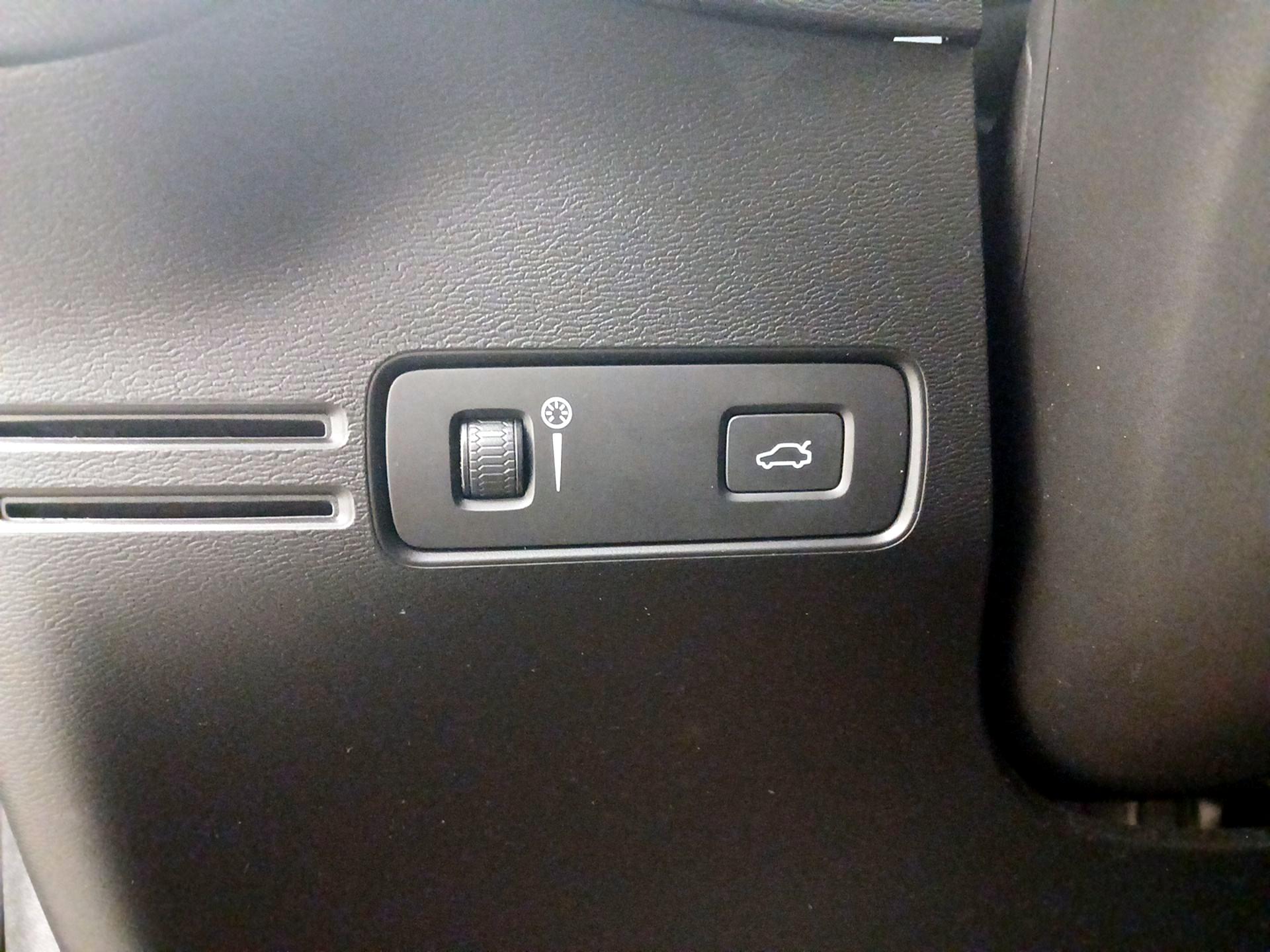 Thumbnail: 2019 Volvo XC40 - 13