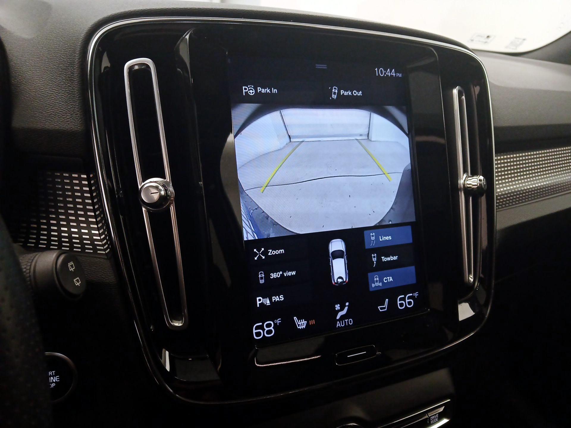 Thumbnail: 2019 Volvo XC40 - 15