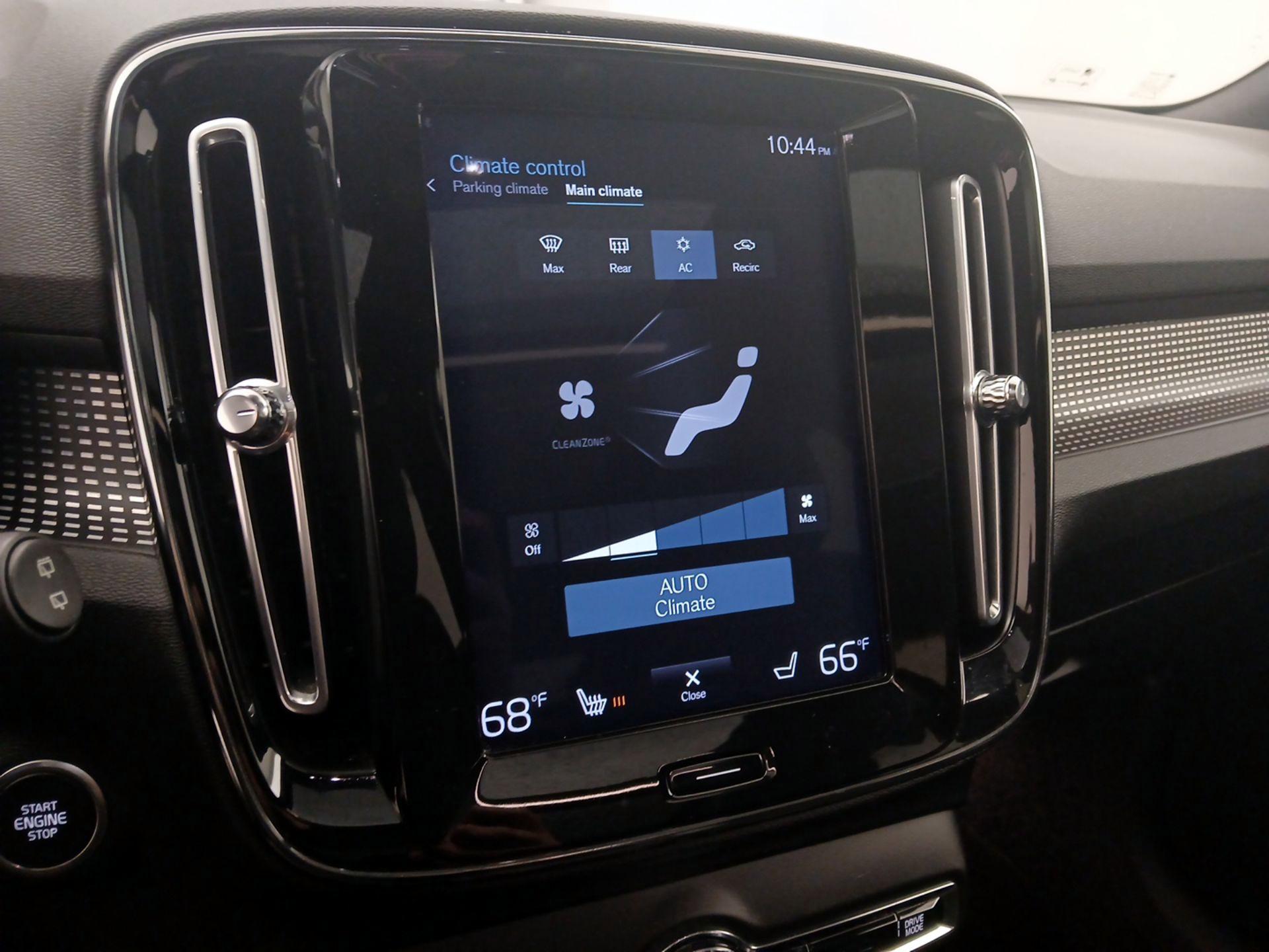 Thumbnail: 2019 Volvo XC40 - 17