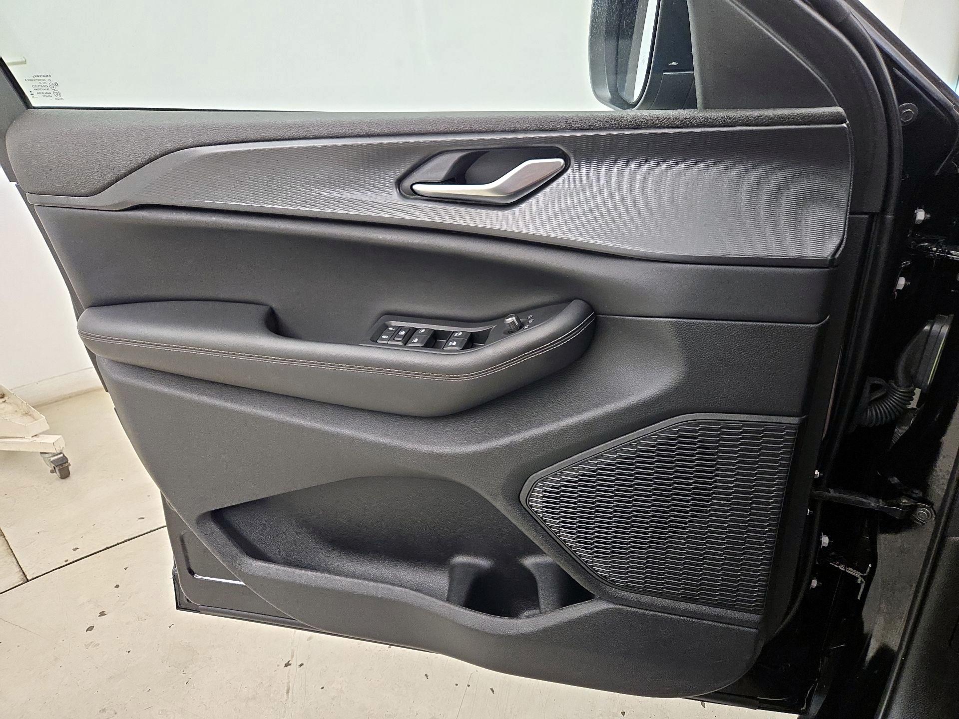 Thumbnail: 2023 Jeep Grand Cherokee - 12