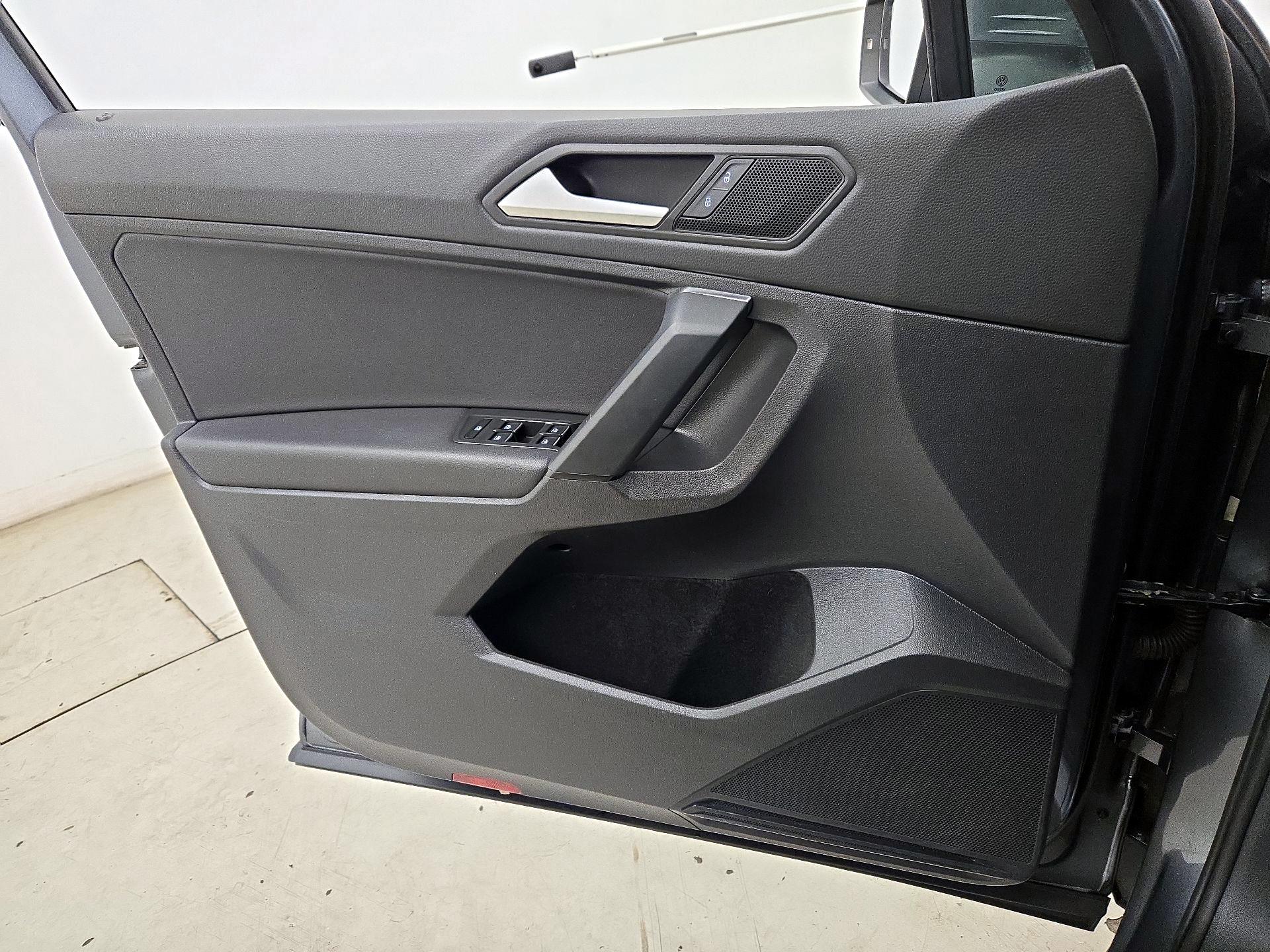 Thumbnail: 2019 Volkswagen Tiguan - 12