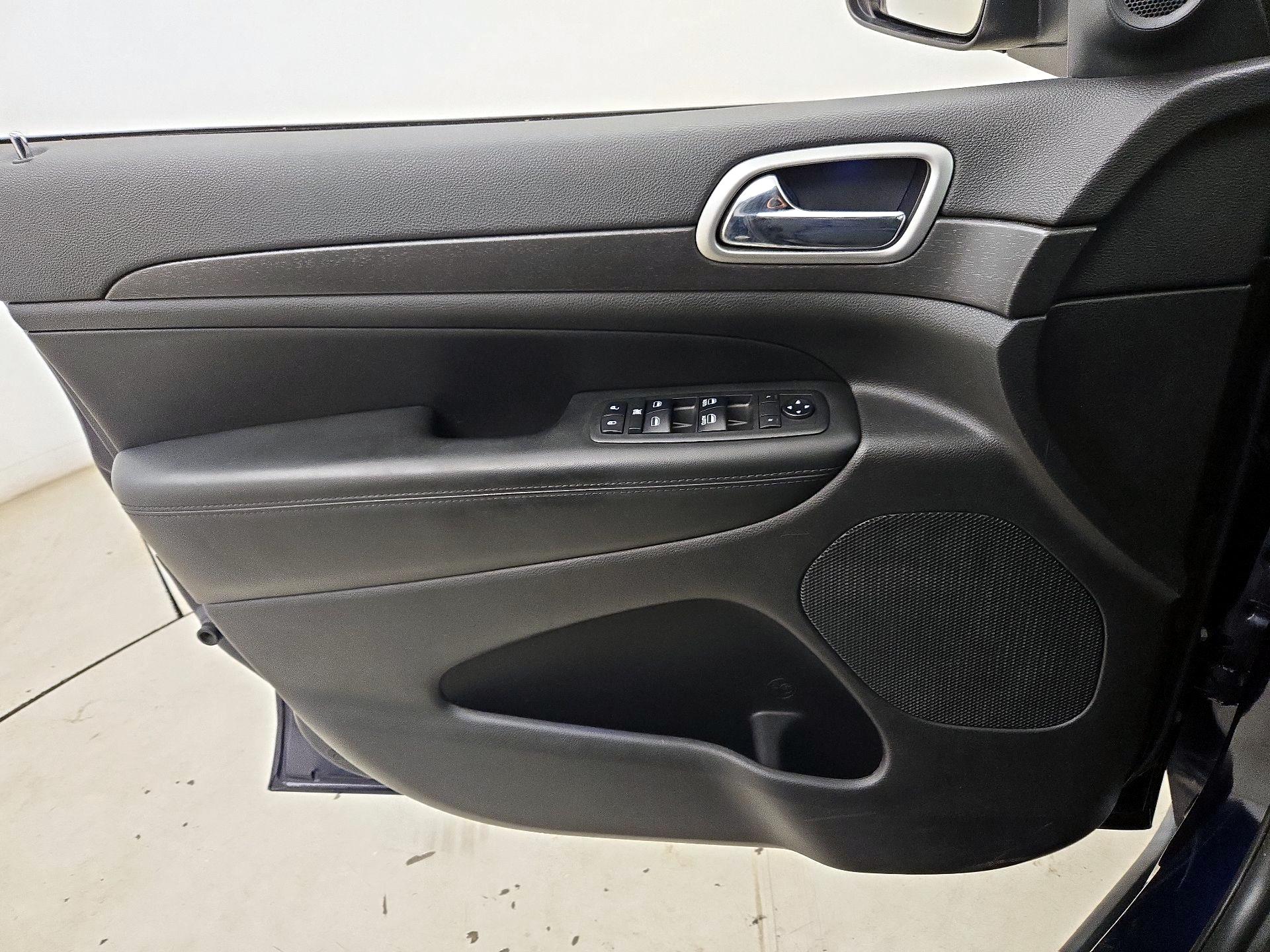 Thumbnail: 2018 Jeep Grand Cherokee - 12