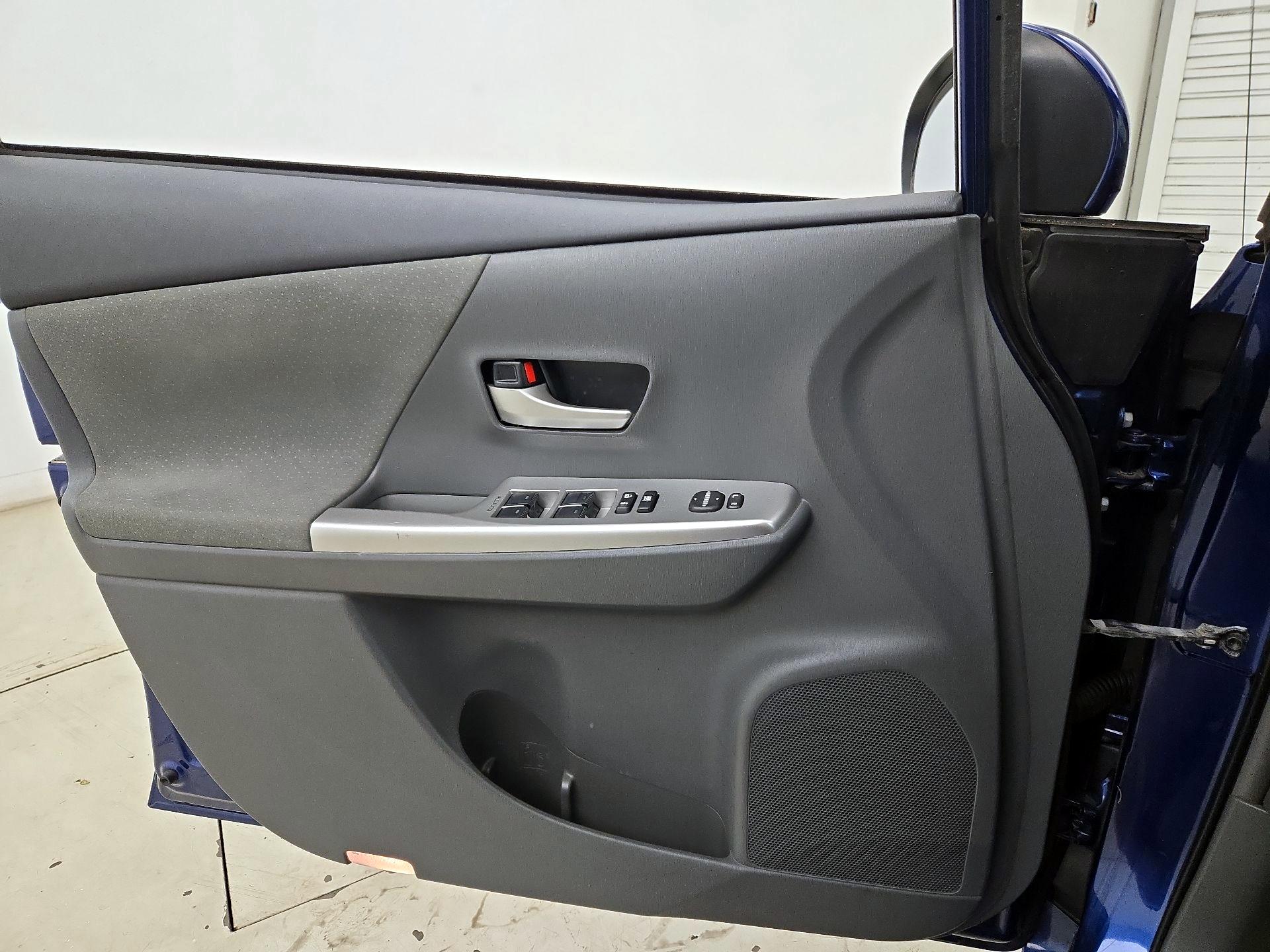 Thumbnail: 2014 Toyota Prius v - 12