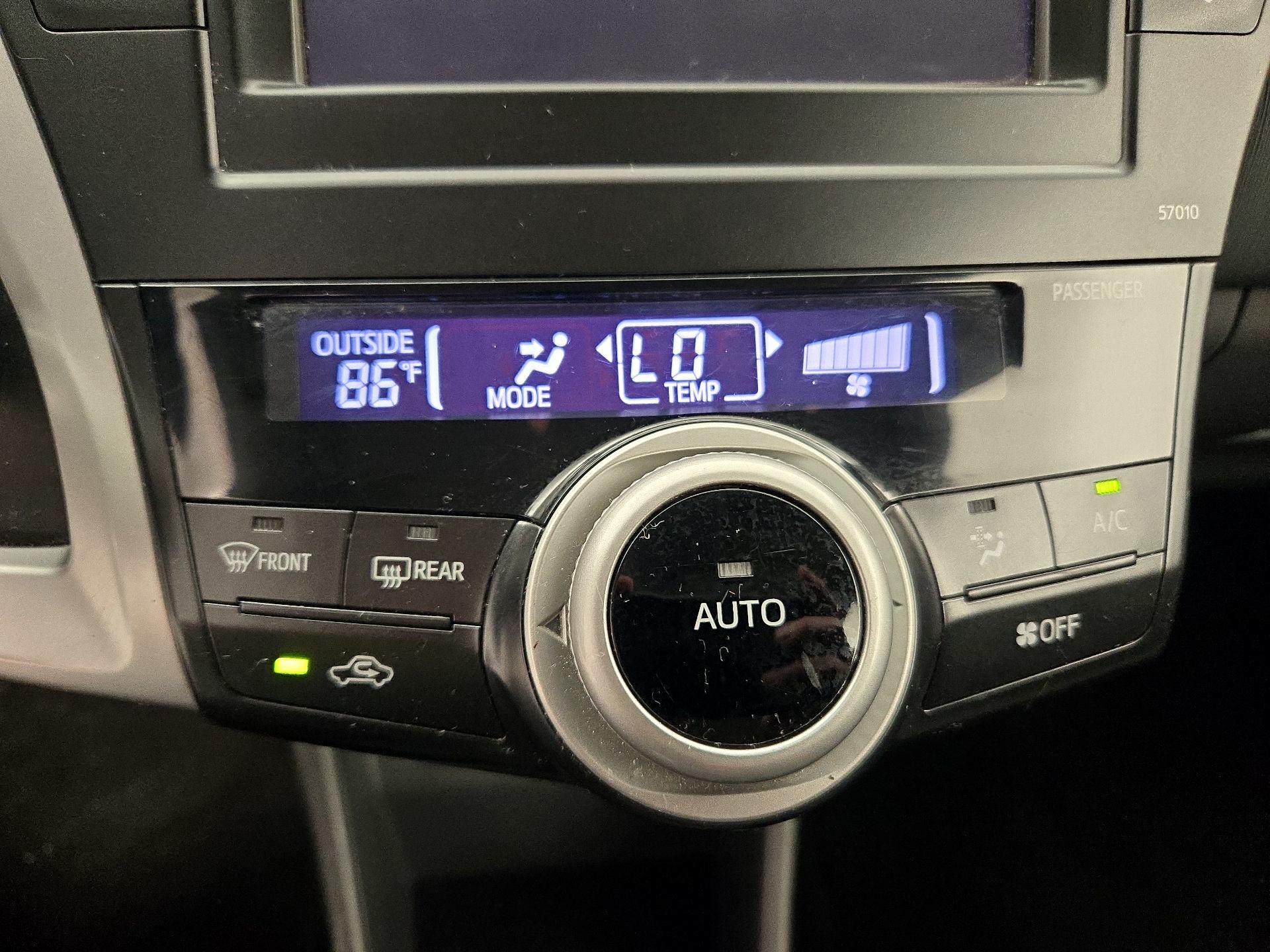 Thumbnail: 2014 Toyota Prius v - 15