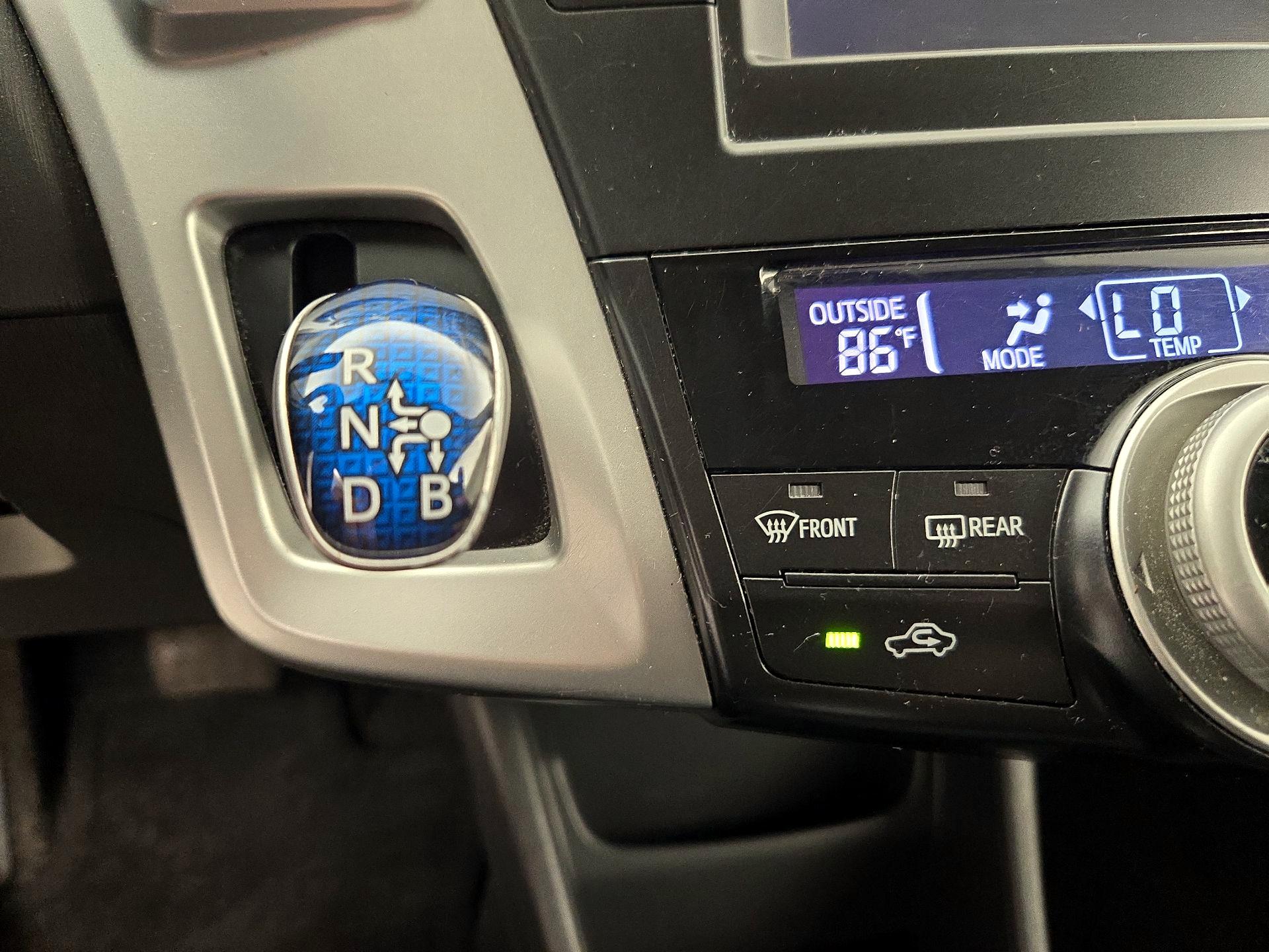 Thumbnail: 2014 Toyota Prius v - 16