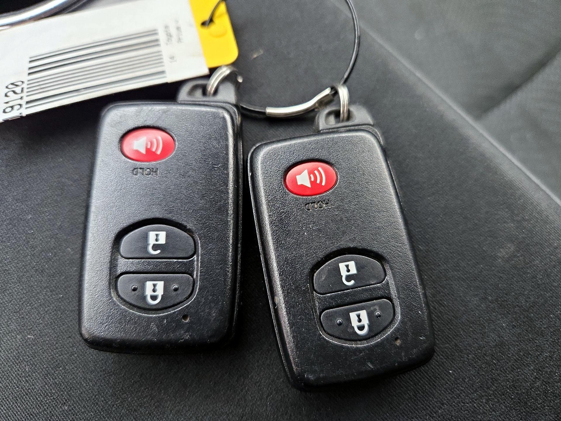 Thumbnail: 2014 Toyota Prius v - 20