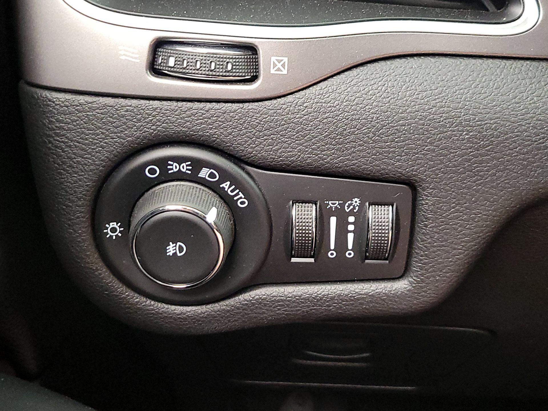 Thumbnail: 2021 Jeep Cherokee - 13
