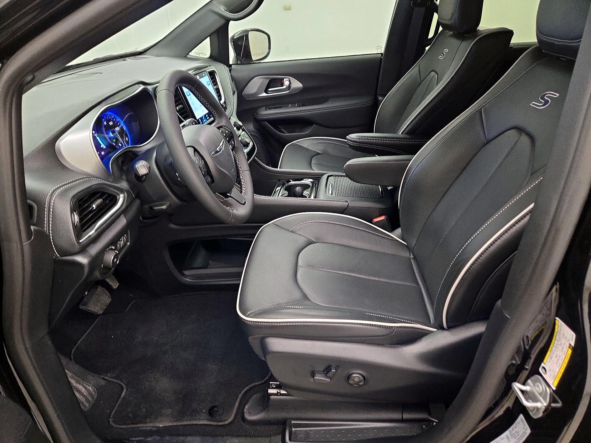 Thumbnail: 2025 Chrysler Pacifica - 11