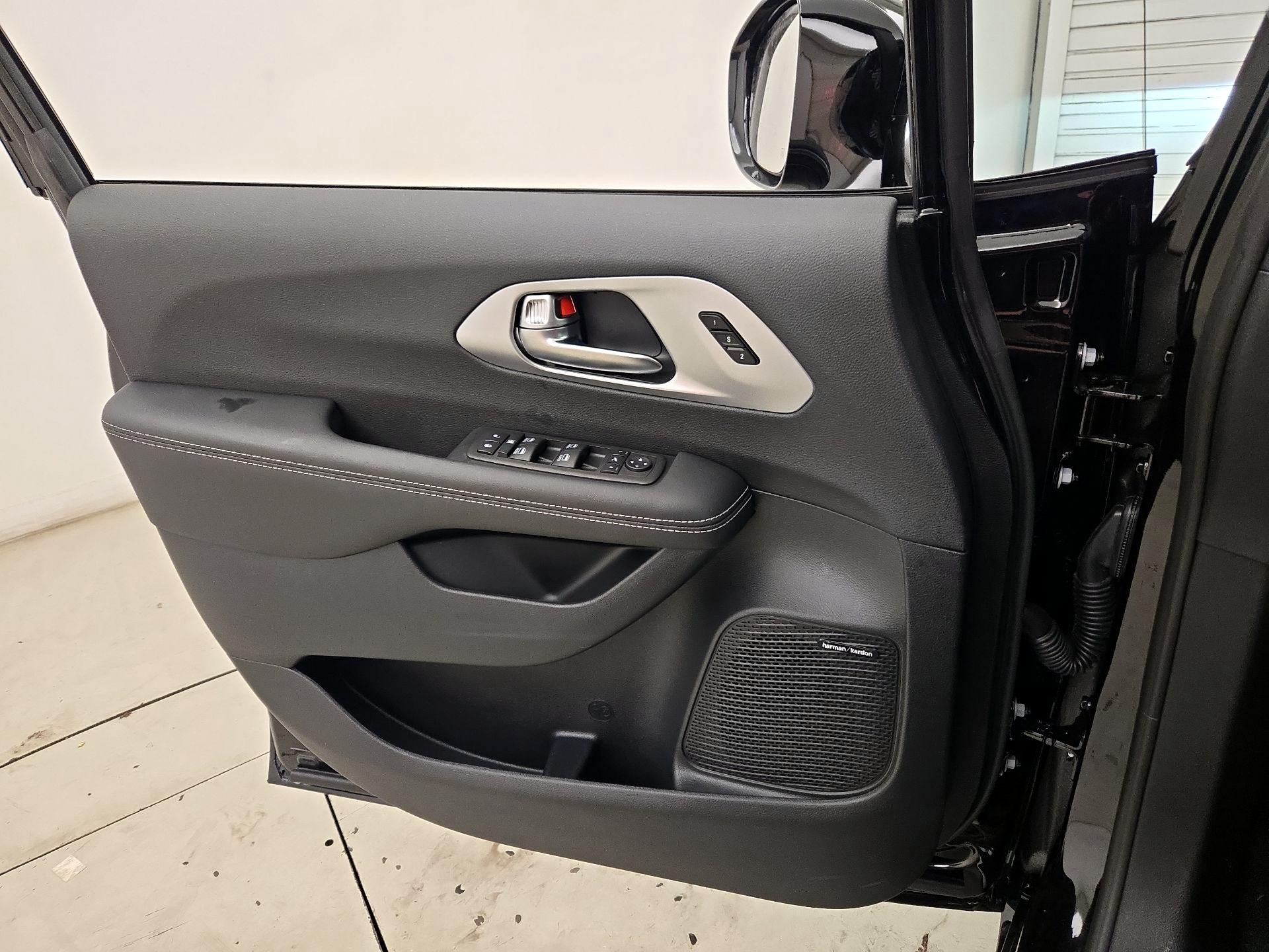 Thumbnail: 2025 Chrysler Pacifica - 12