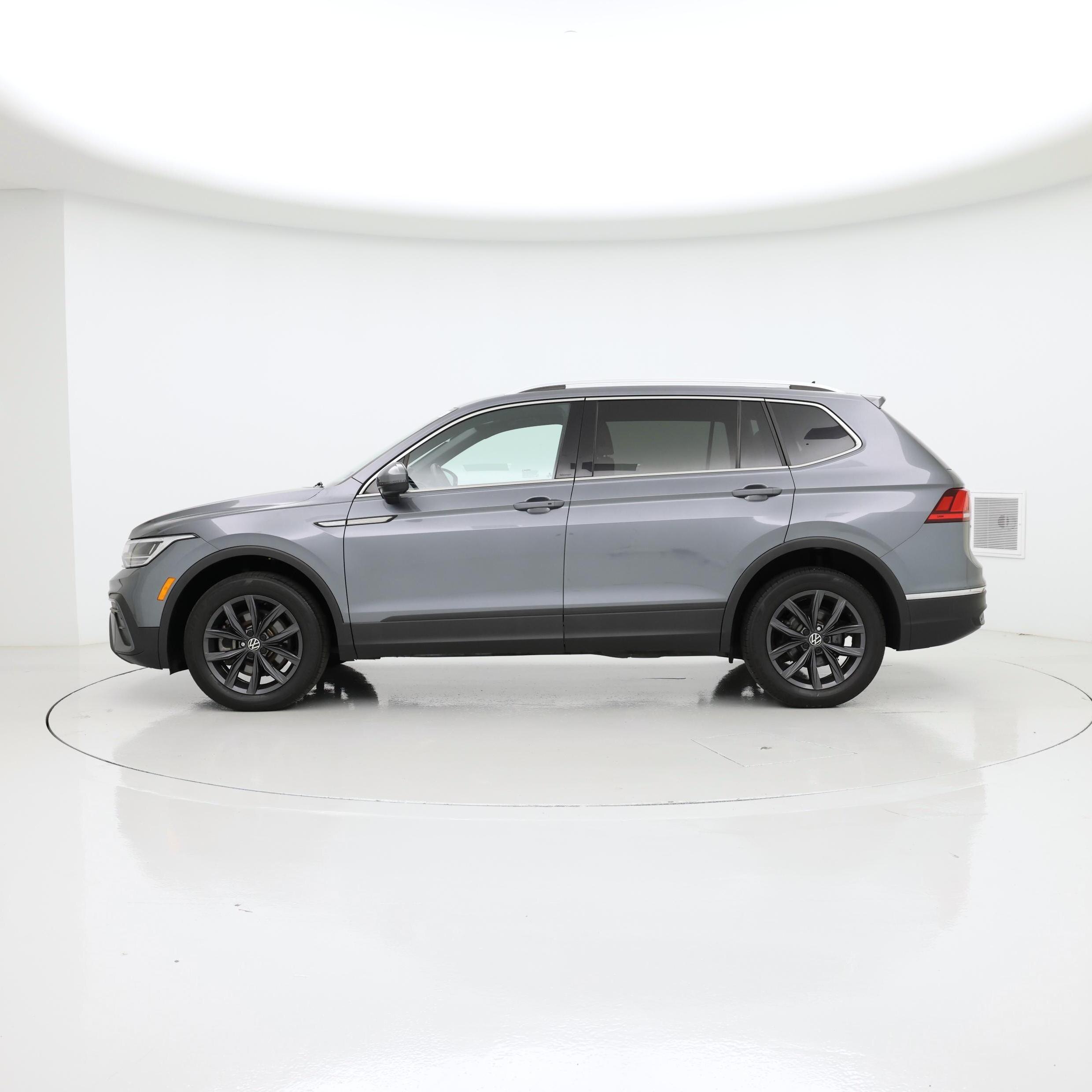 Thumbnail: 2022 Volkswagen Tiguan - 3