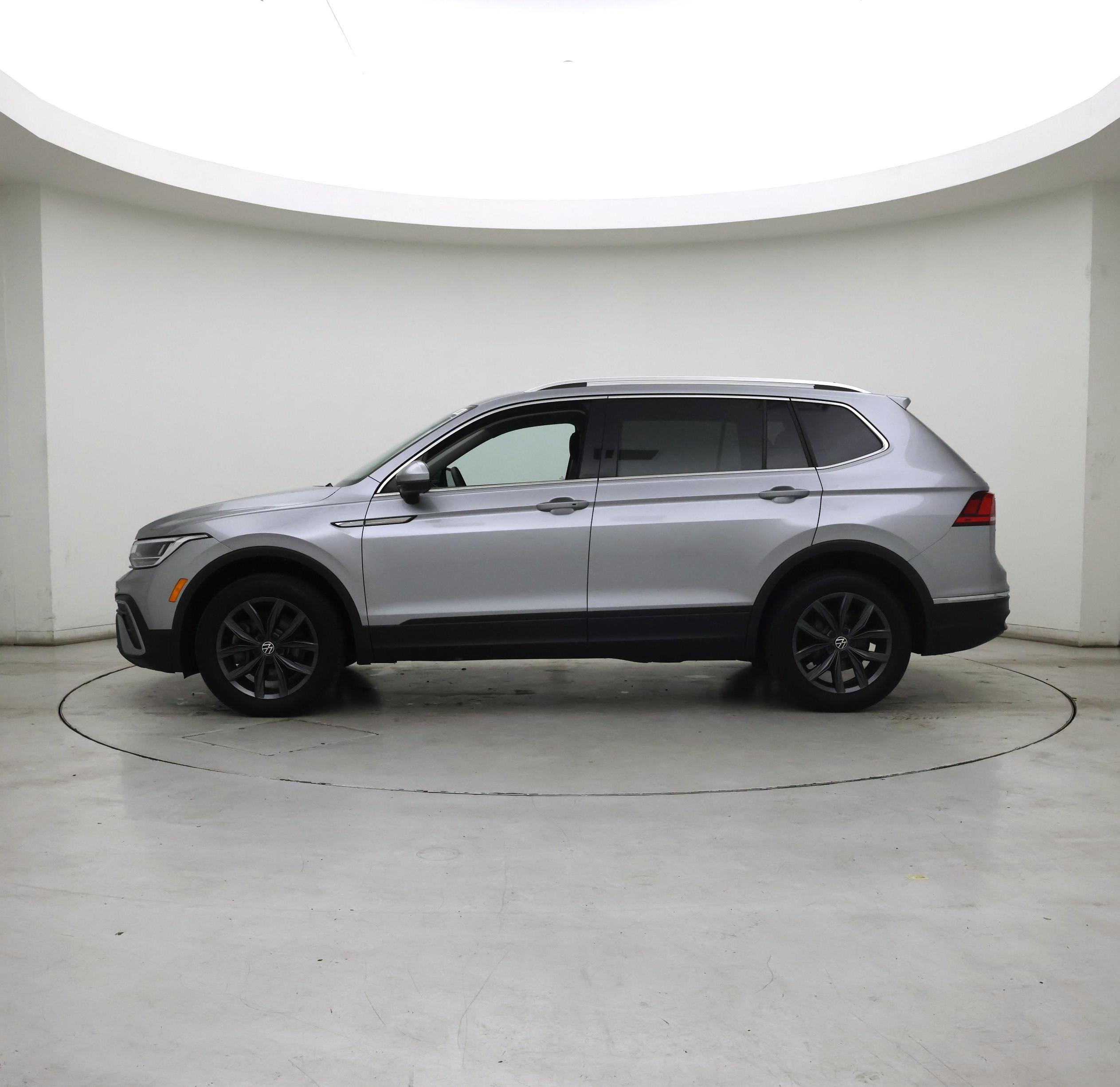 Thumbnail: 2023 Volkswagen Tiguan - 3