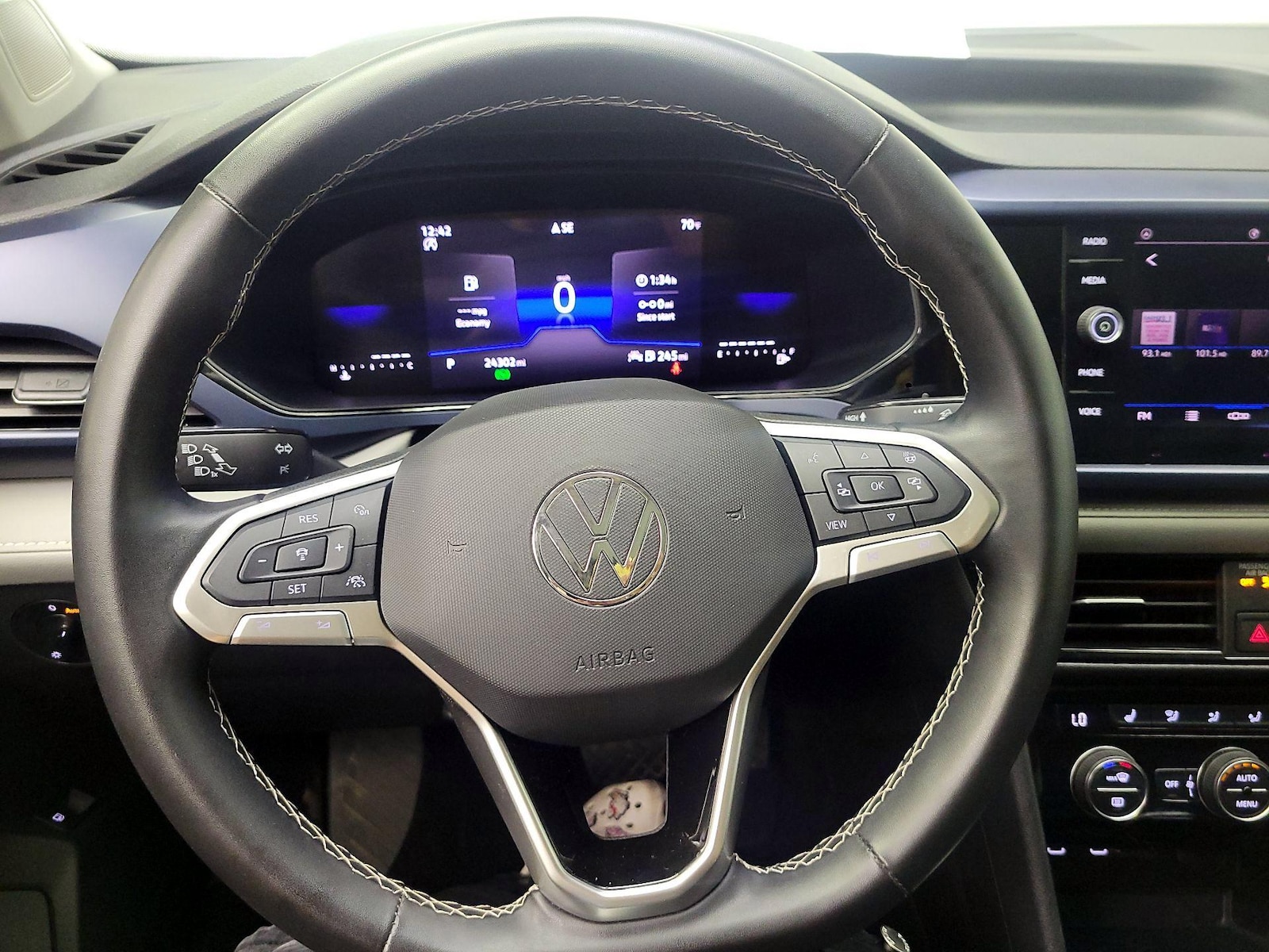 2024 Volkswagen Taos SE - Photo 11