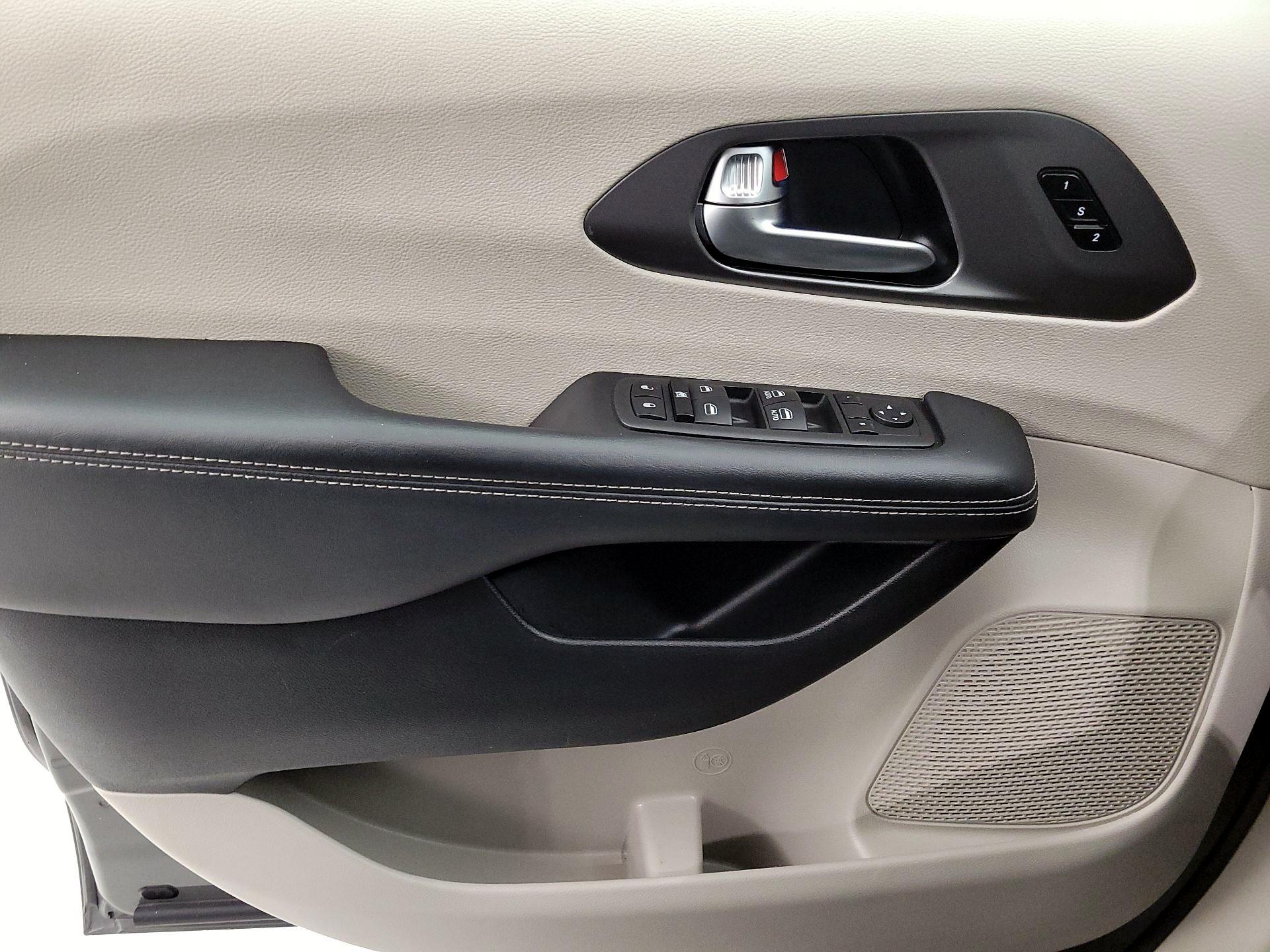Thumbnail: 2023 Chrysler Pacifica - 12