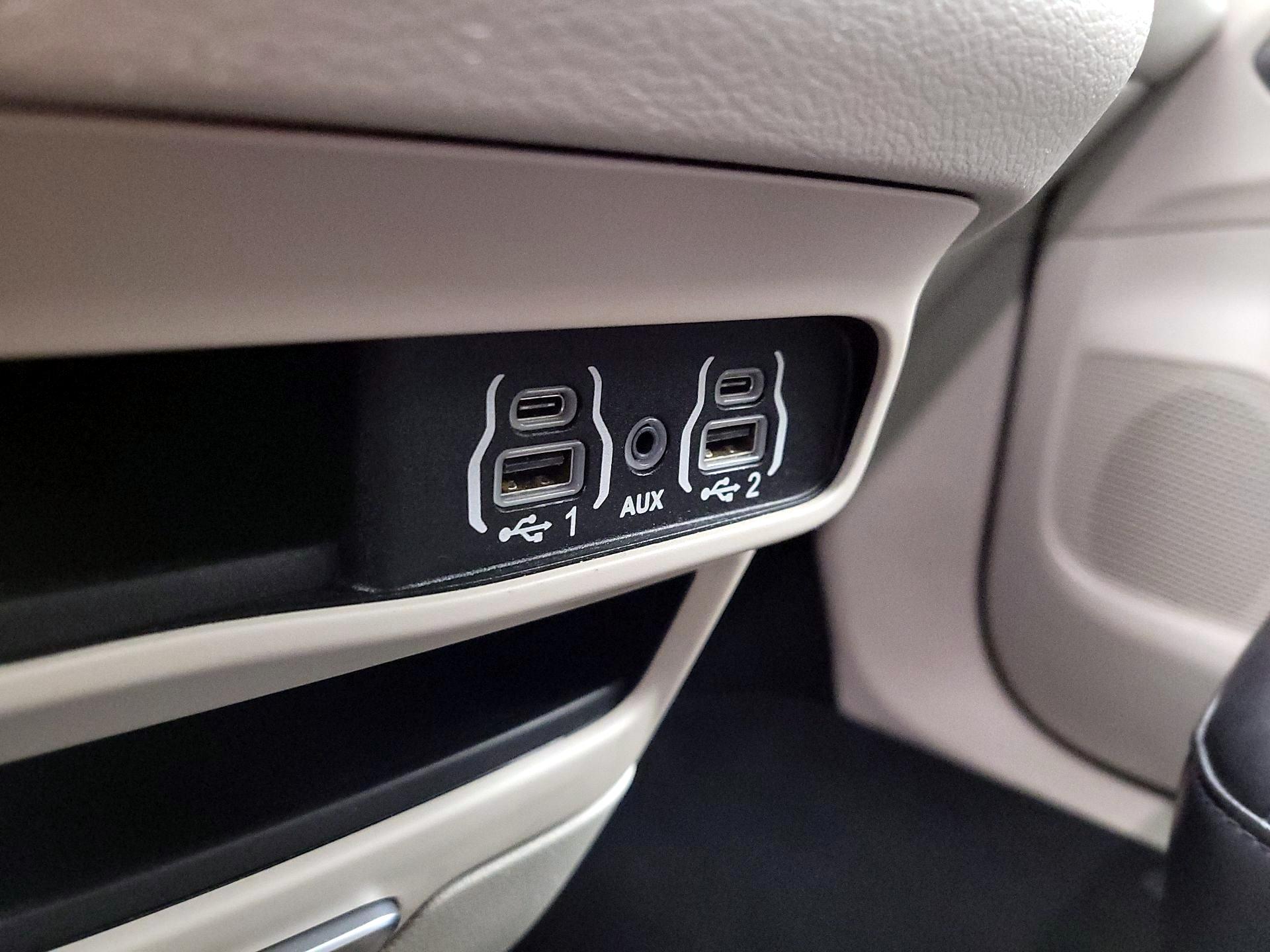 Thumbnail: 2023 Chrysler Pacifica - 18
