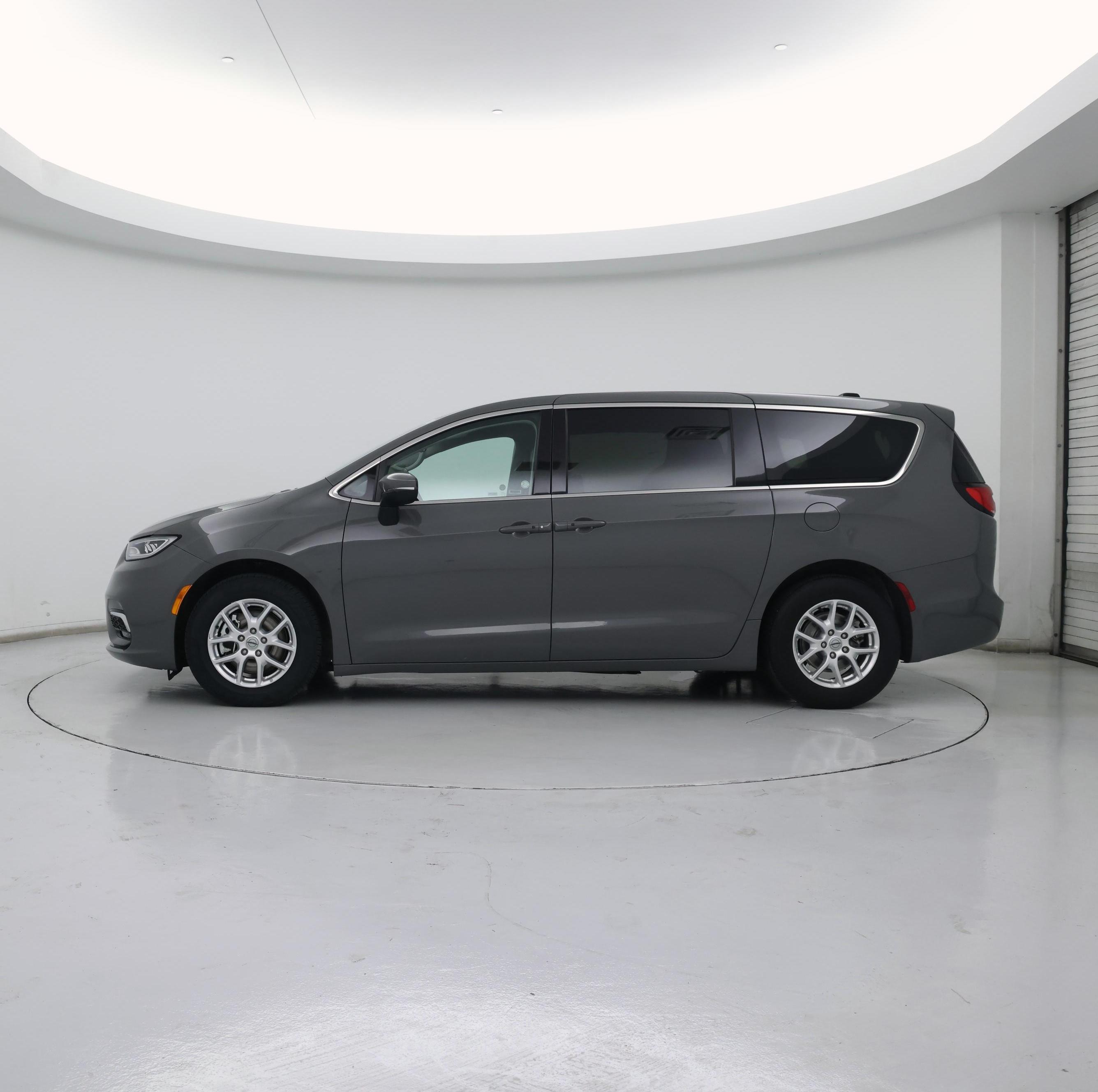 Thumbnail: 2023 Chrysler Pacifica - 3