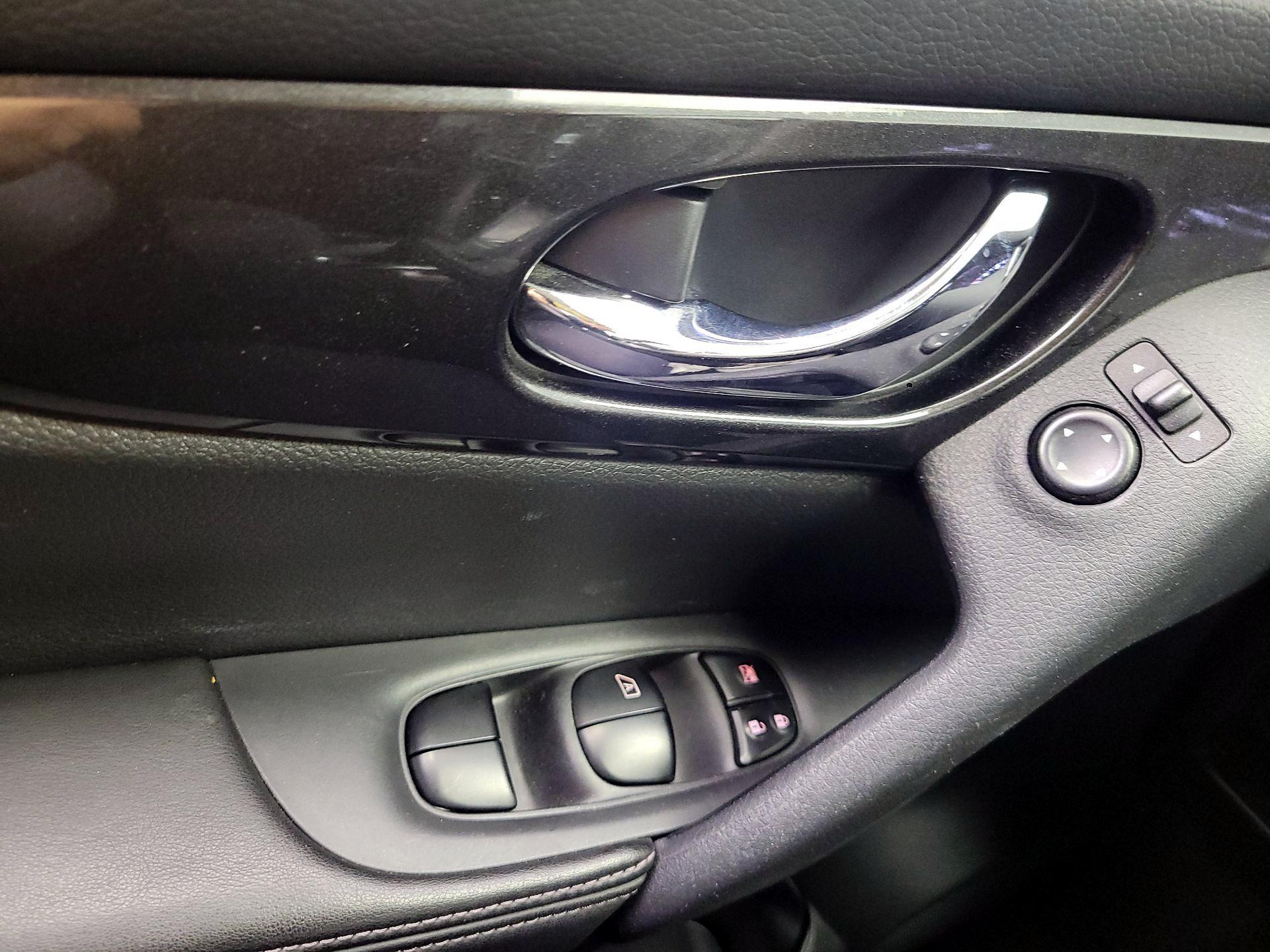 Thumbnail: 2018 Nissan Rogue - 10