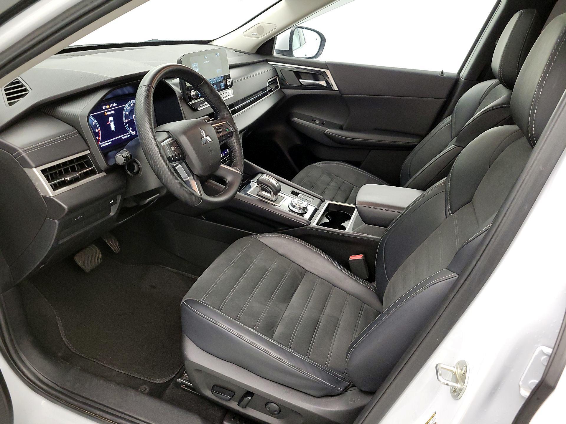 Thumbnail: 2024 Mitsubishi Outlander - 11