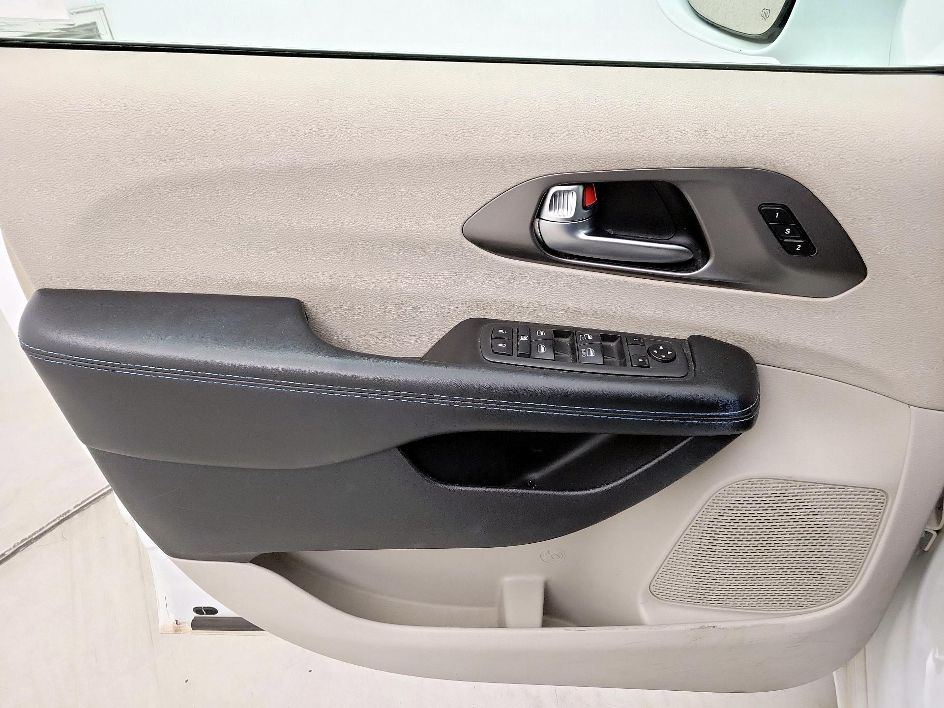 Thumbnail: 2021 Chrysler Pacifica - 12