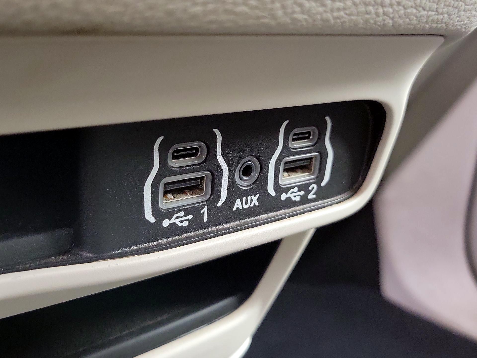 Thumbnail: 2021 Chrysler Pacifica - 18