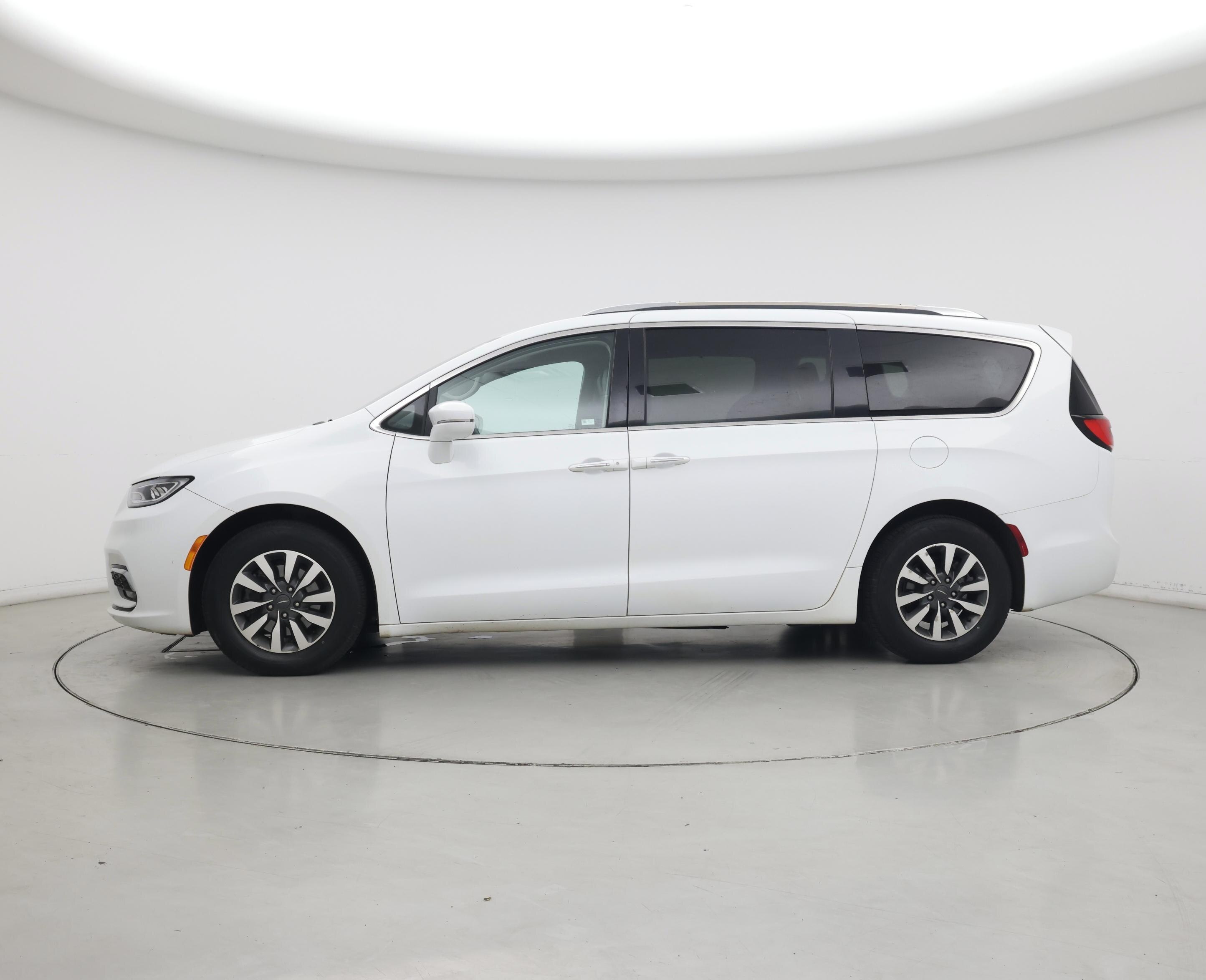 Thumbnail: 2021 Chrysler Pacifica - 3