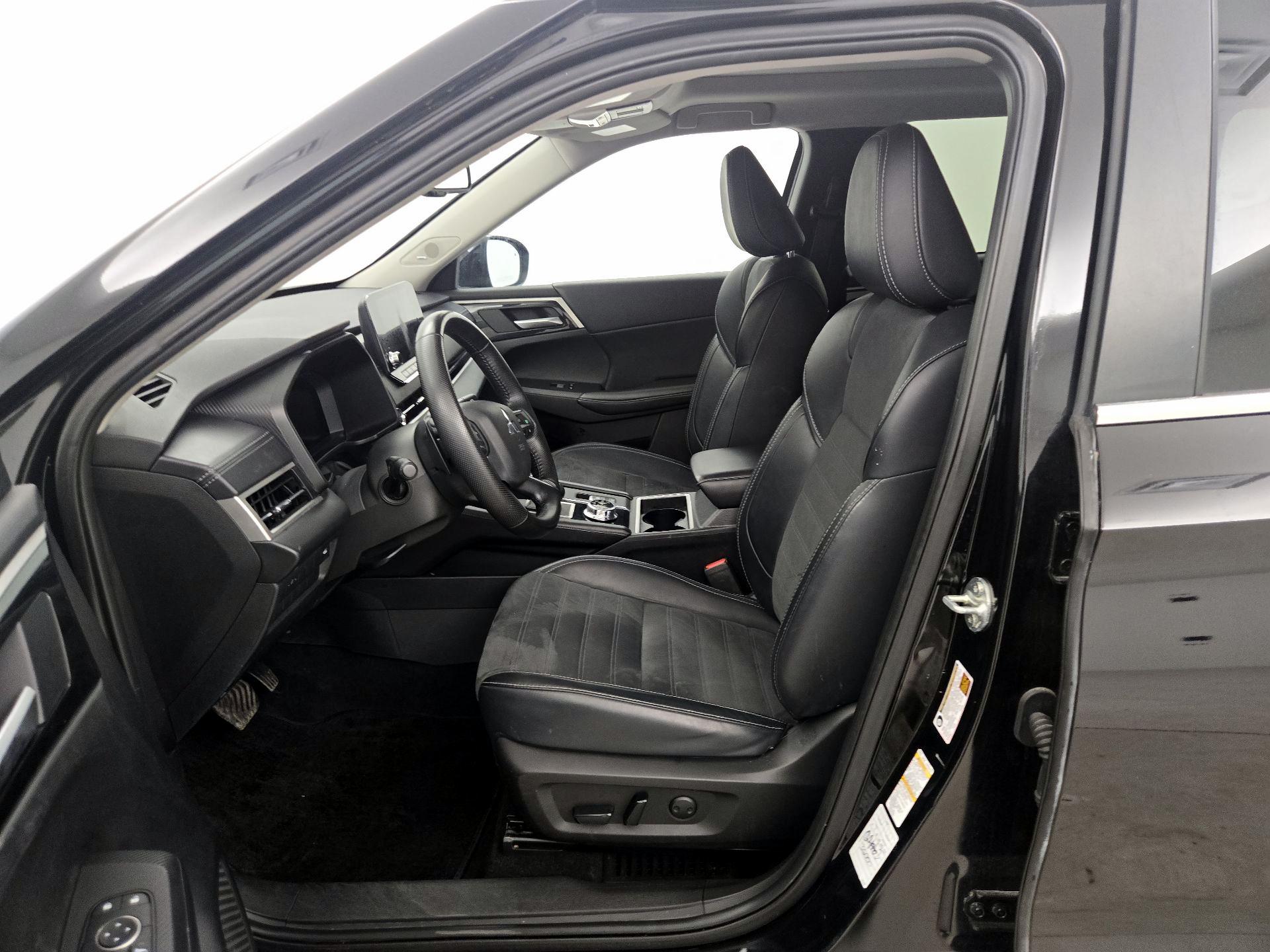 Thumbnail: 2024 Mitsubishi Outlander - 11