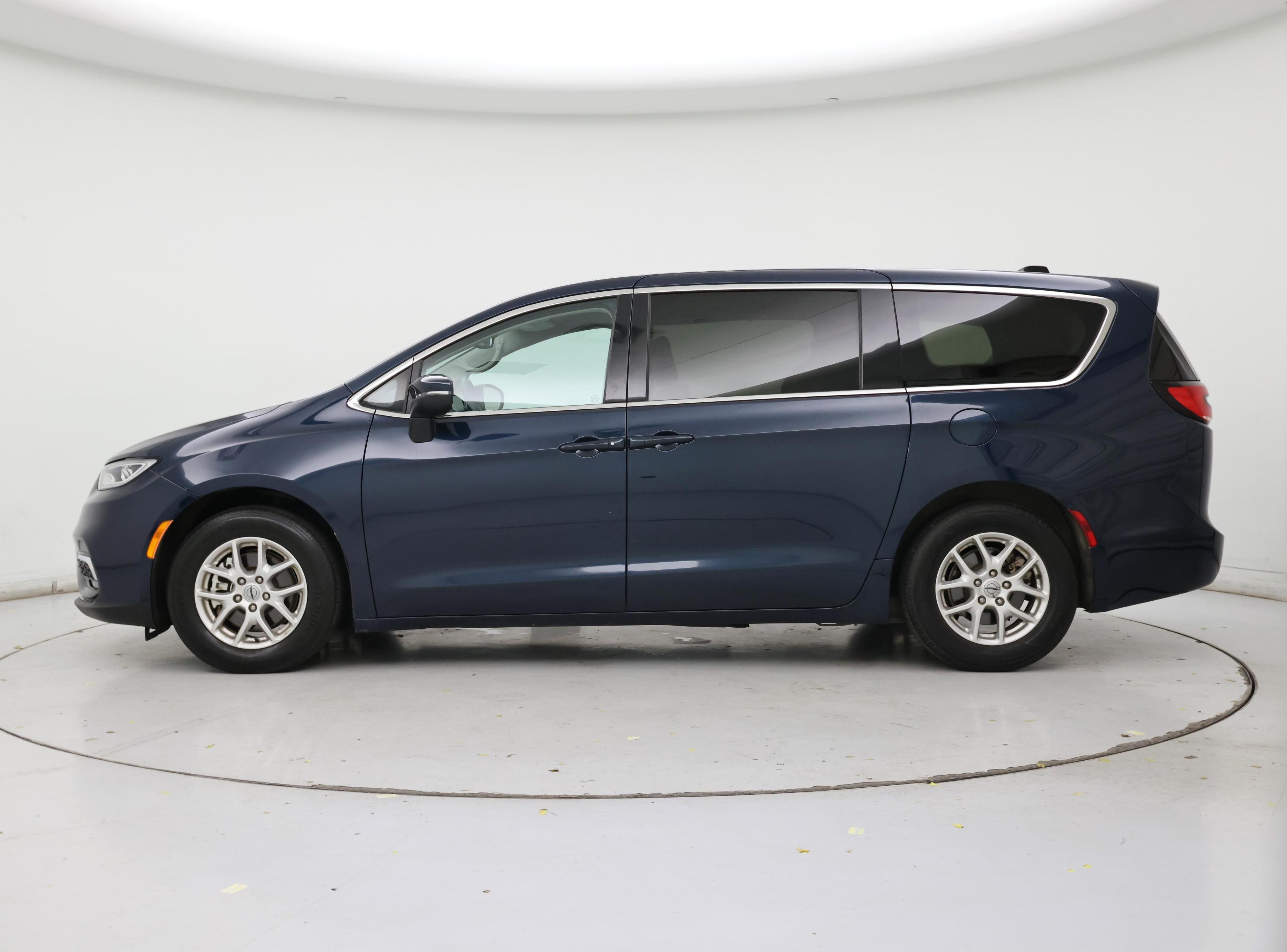 Thumbnail: 2023 Chrysler Pacifica - 3