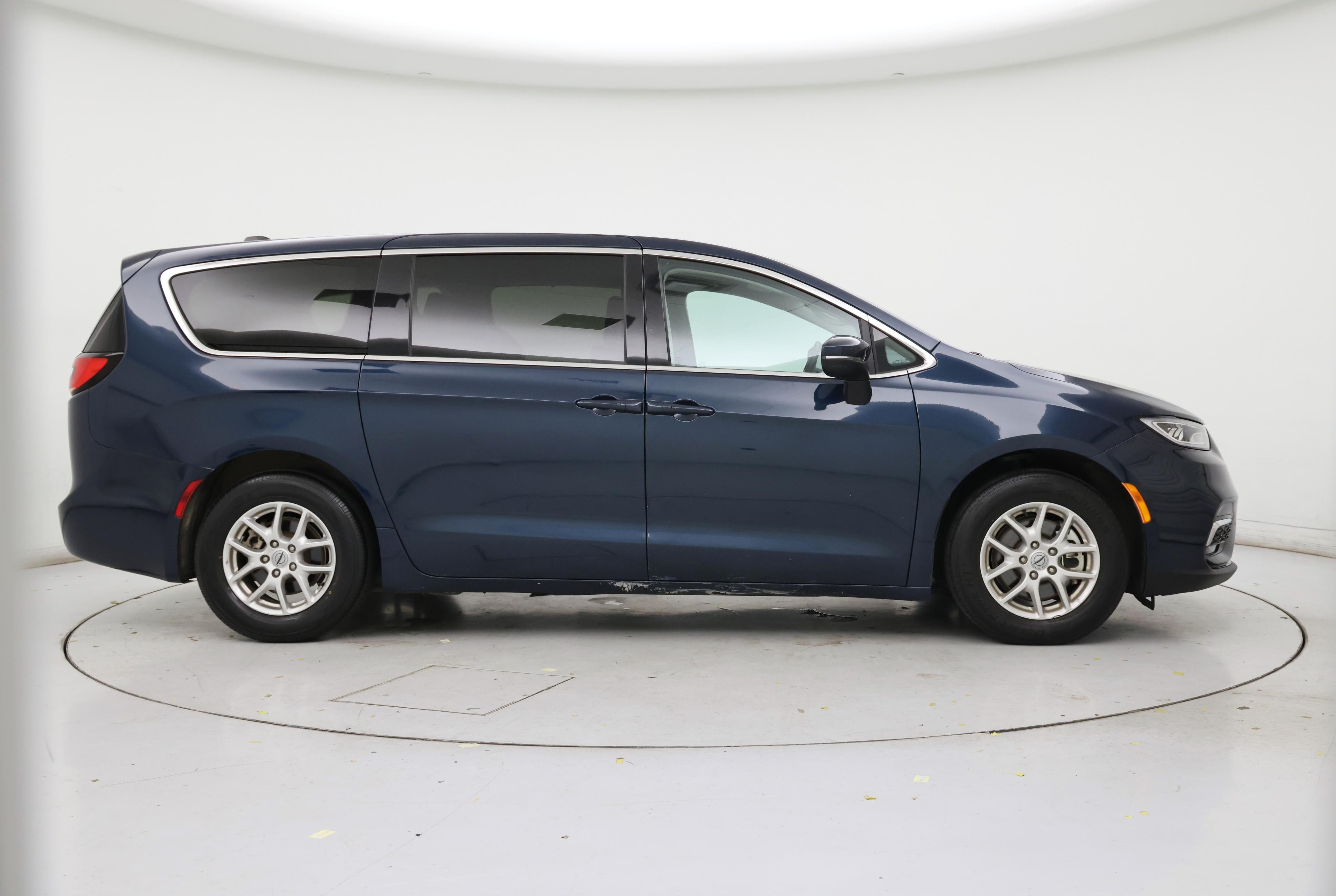 Thumbnail: 2023 Chrysler Pacifica - 7