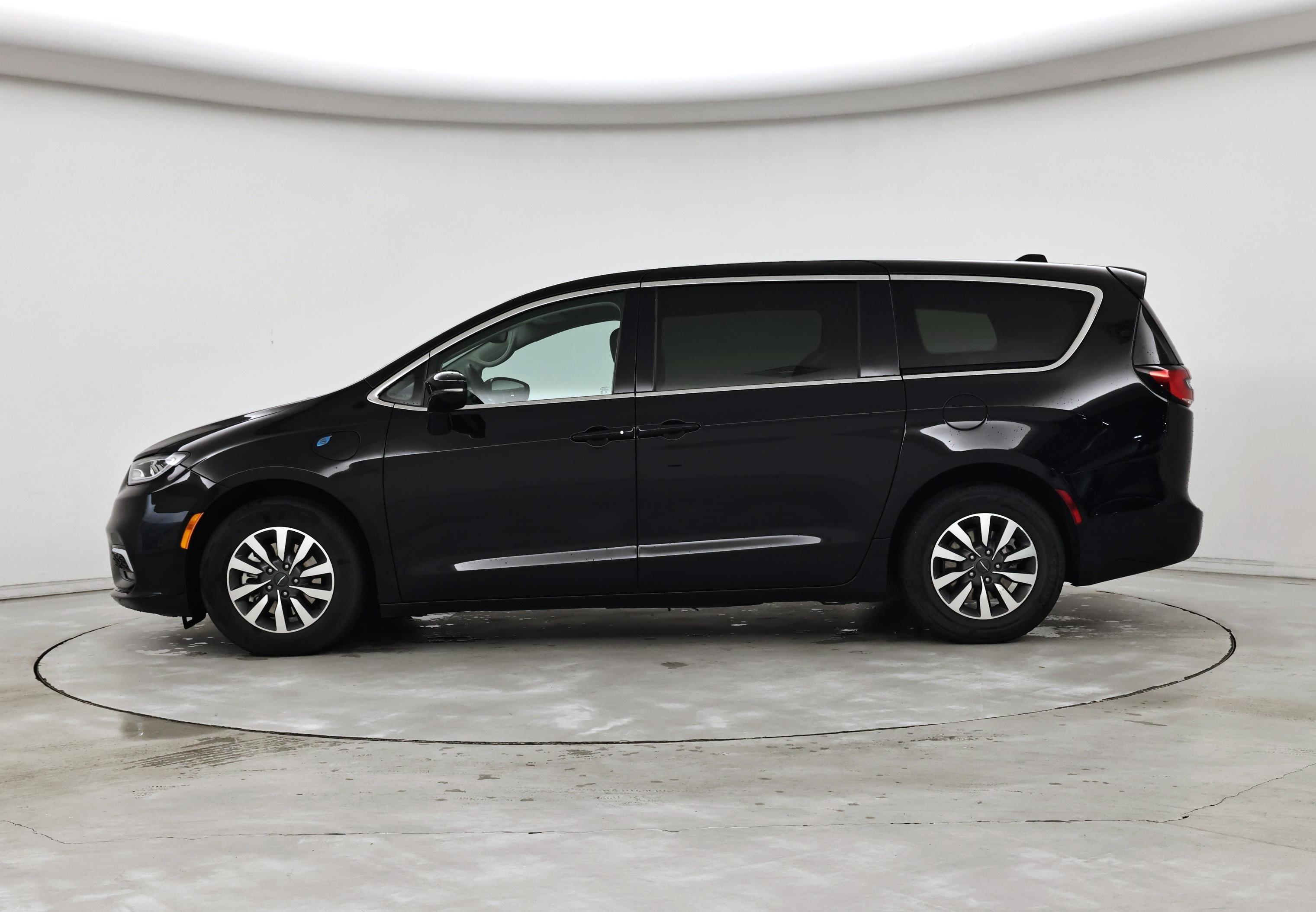 Thumbnail: 2024 Chrysler Pacifica - 3
