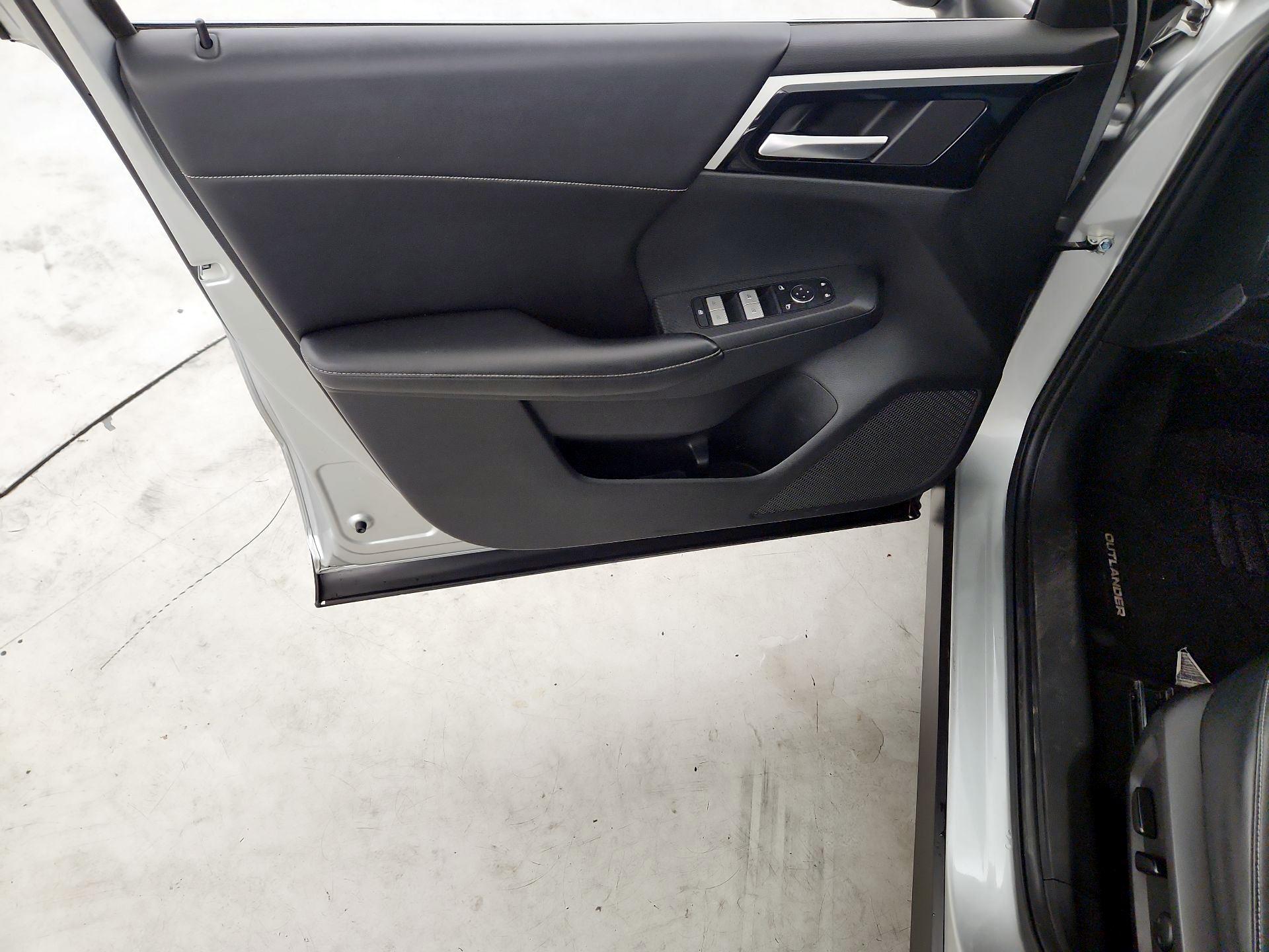 Thumbnail: 2022 Mitsubishi Outlander - 12