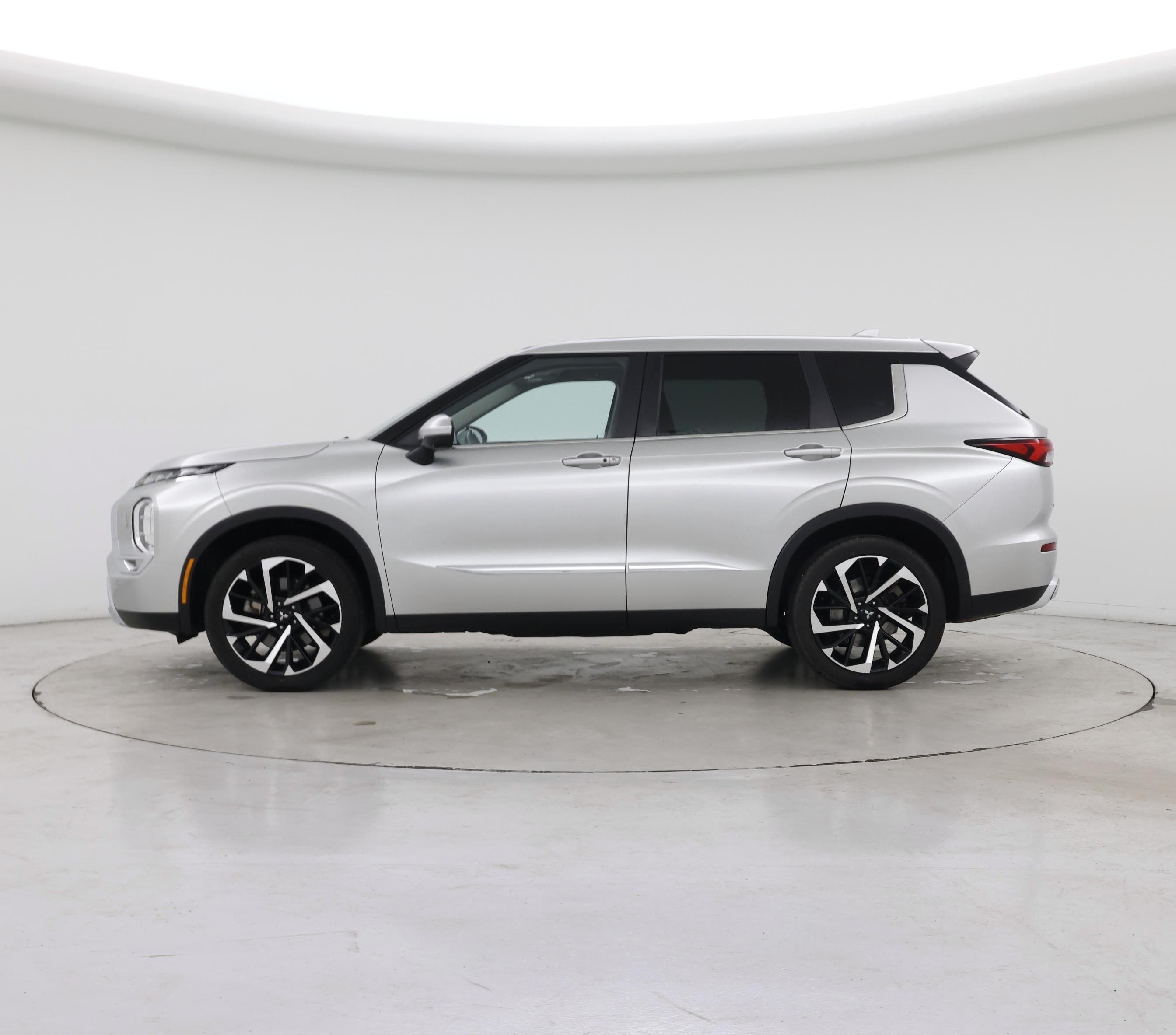 Thumbnail: 2022 Mitsubishi Outlander - 3