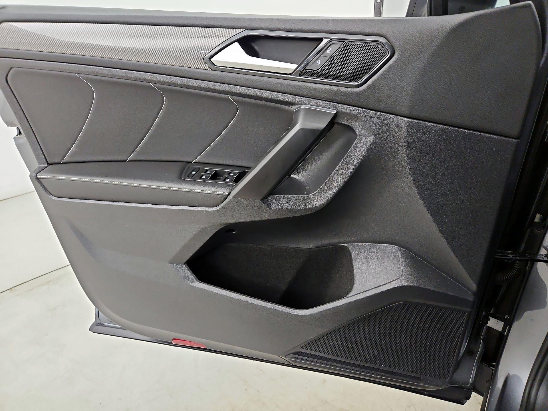 Thumbnail: 2023 Volkswagen Tiguan - 12