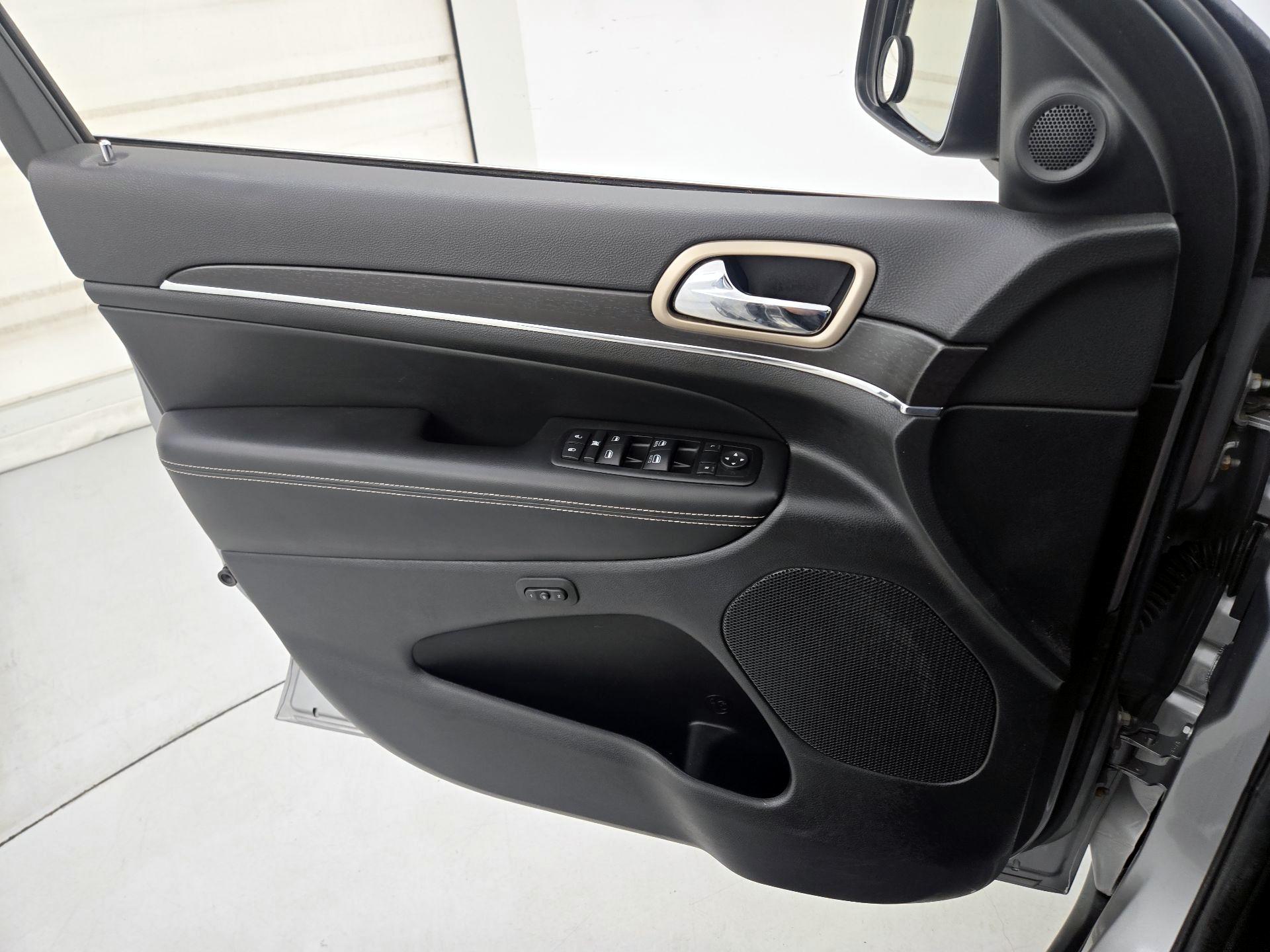 Thumbnail: 2015 Jeep Grand Cherokee - 12