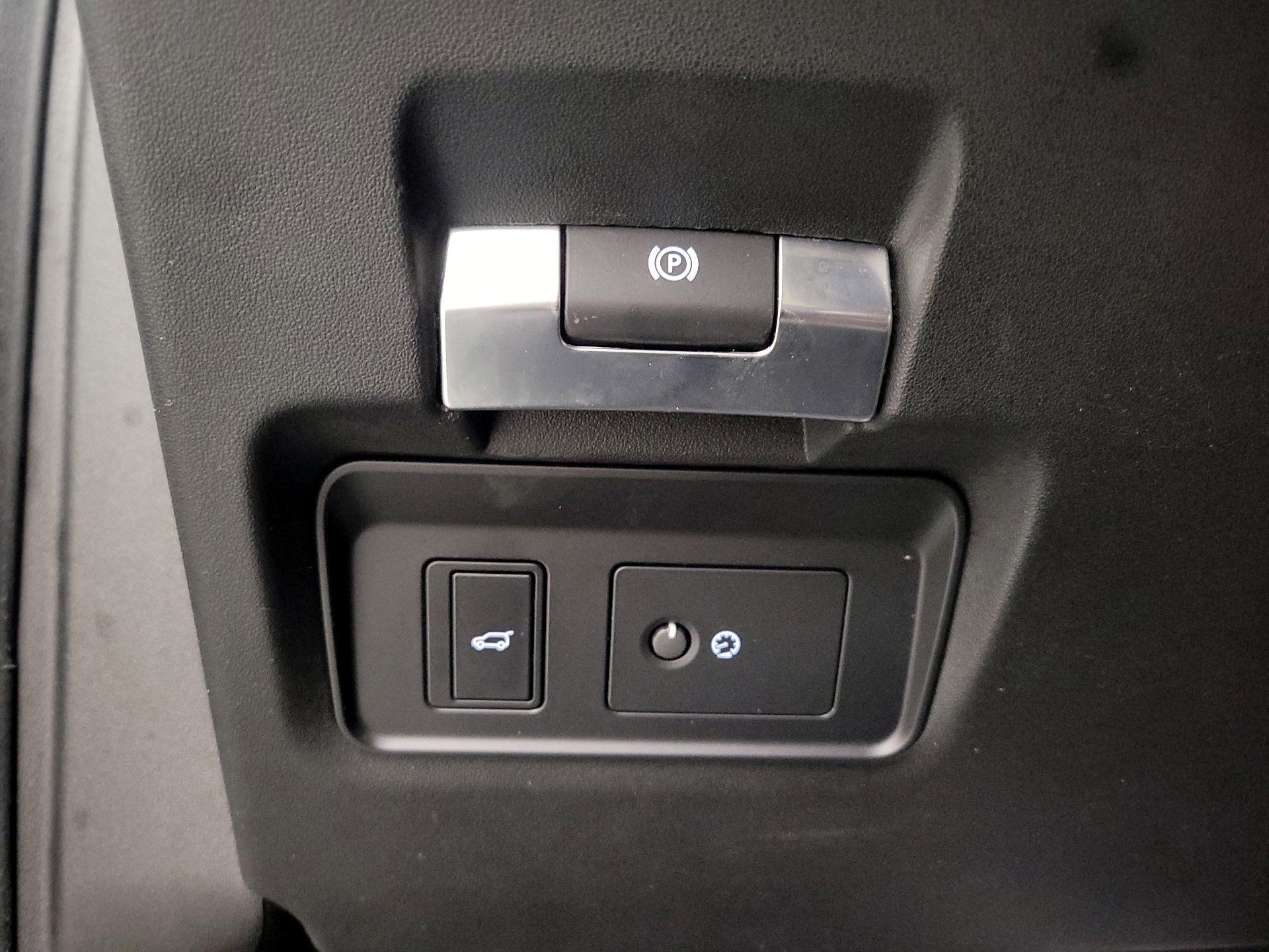 Thumbnail: 2021 Land Rover Discovery Sport - 13